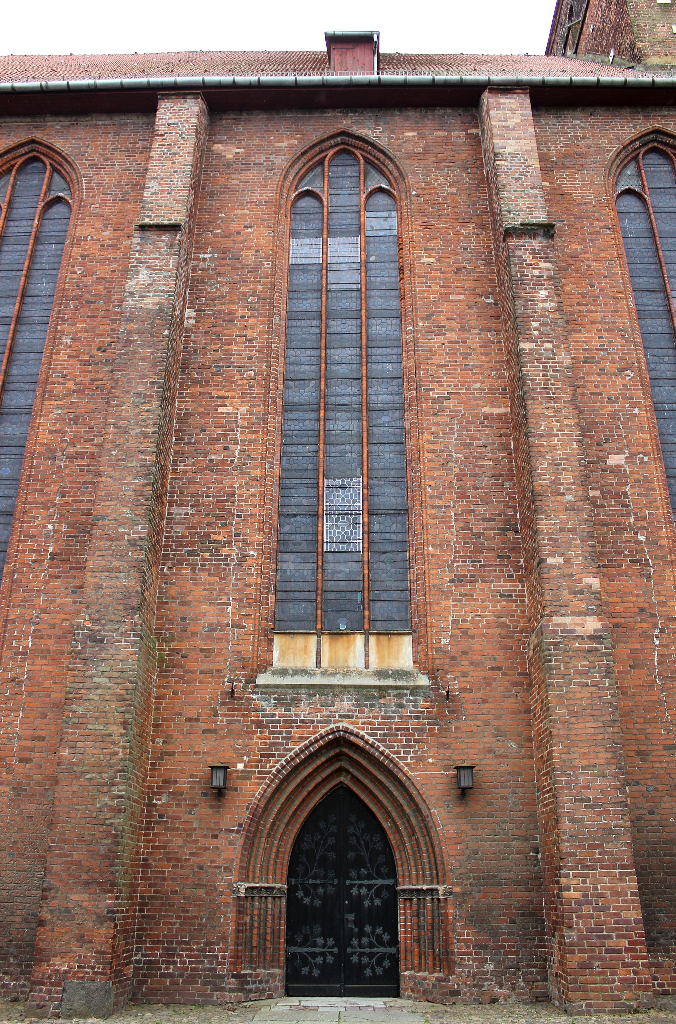 经济史学家请你说出1990年-2000年美国的经济发展情况对应的财政和货币政策是什么样的互联网的发展情况如何？