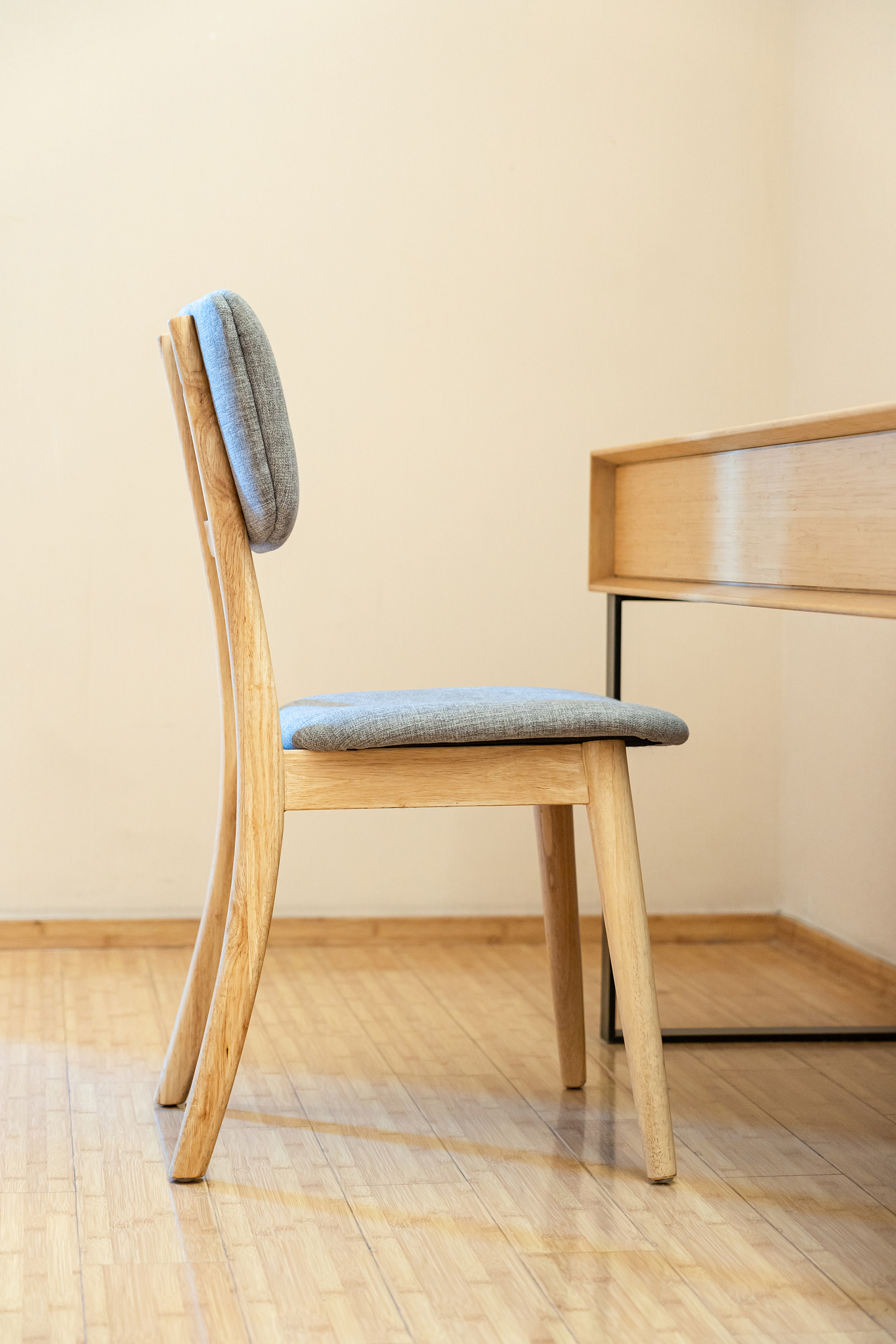 simple style table and chair