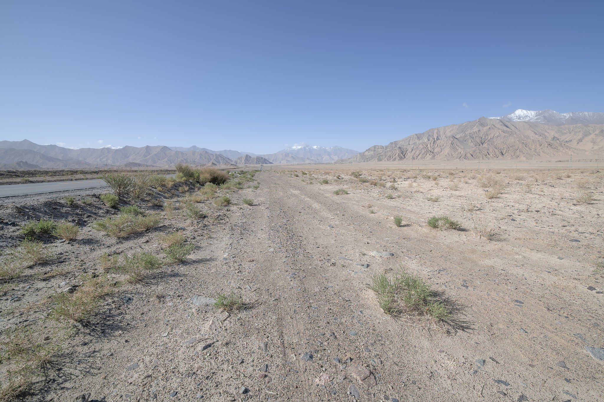dirt road along qinghai-tibet highway