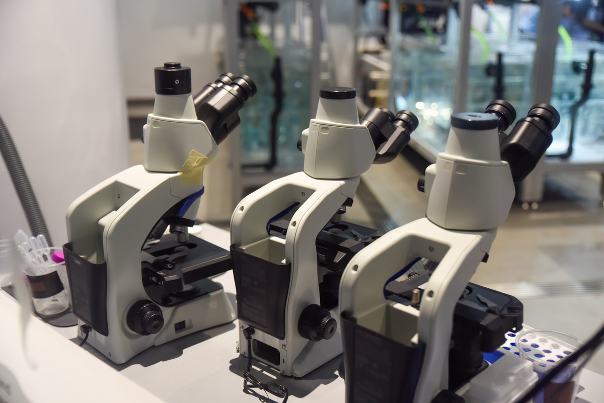 日本Asahi光学科技的历史和背景请以表格形式呈现