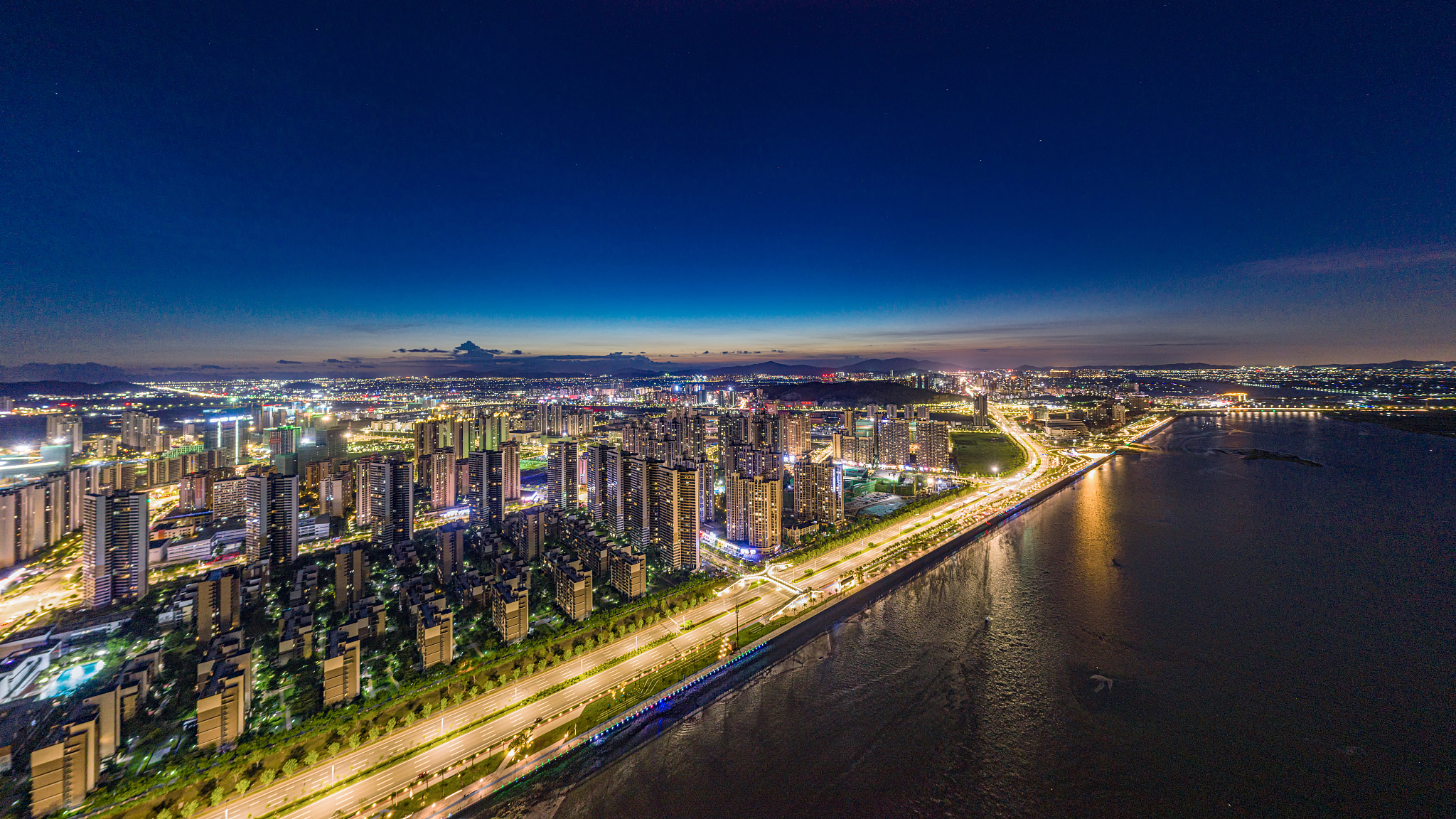 珠海金湾机场距离哪个高铁站最近？