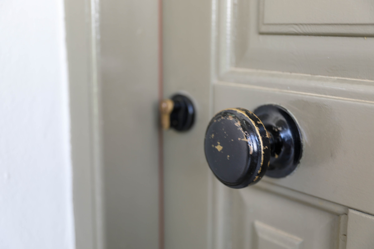 圆形门把手按下后门外打不开怎么办？解决门锁反锁的实用指南