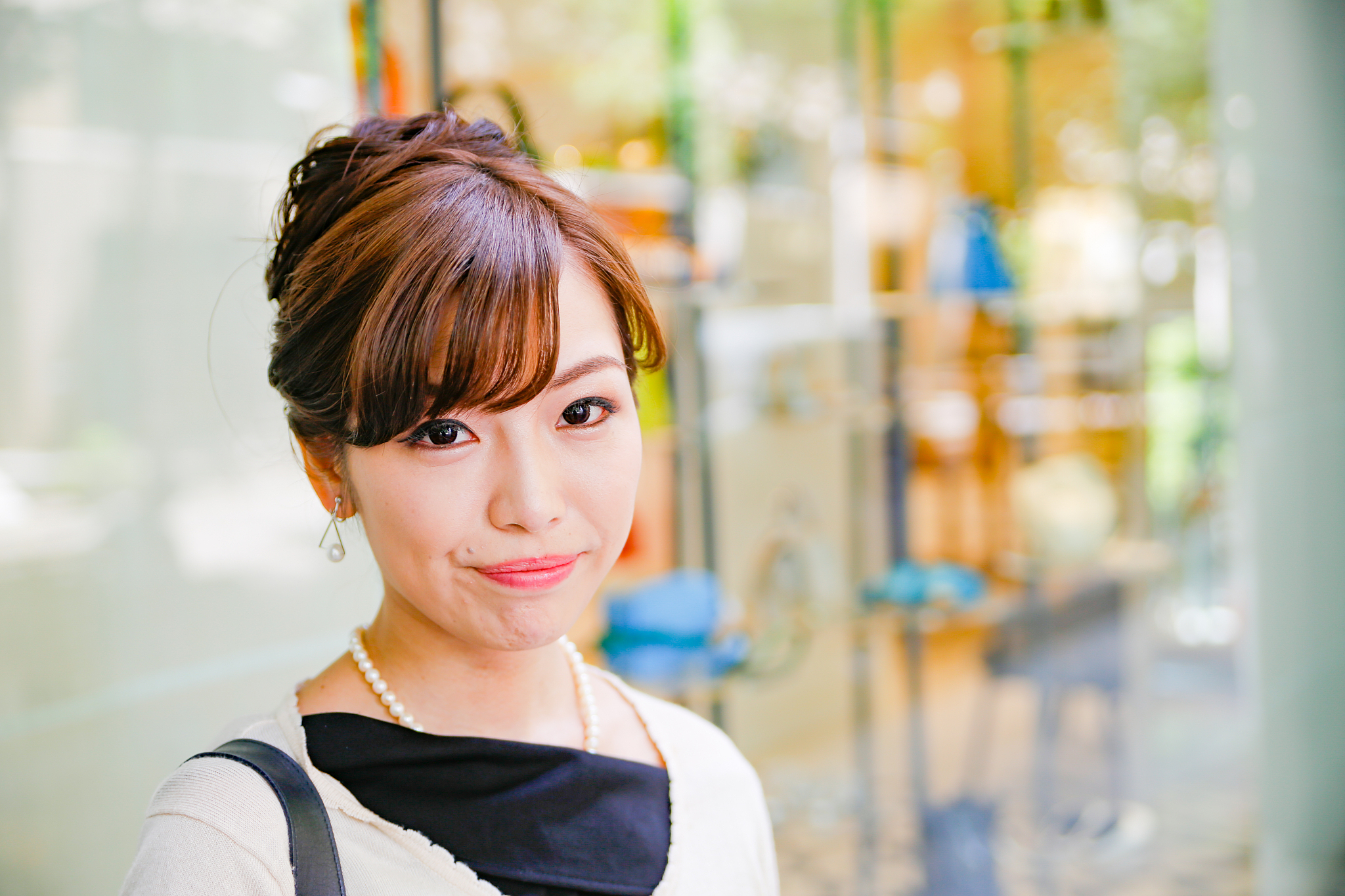 都会を歩く可愛い女性