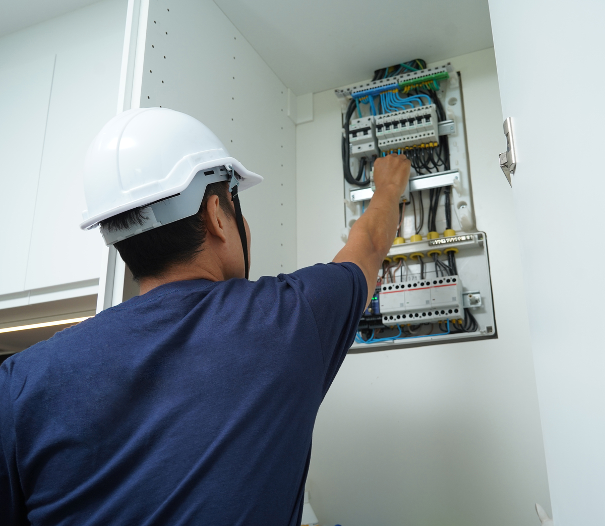 室内电表箱移位谁负责？电工、装修还是物业？