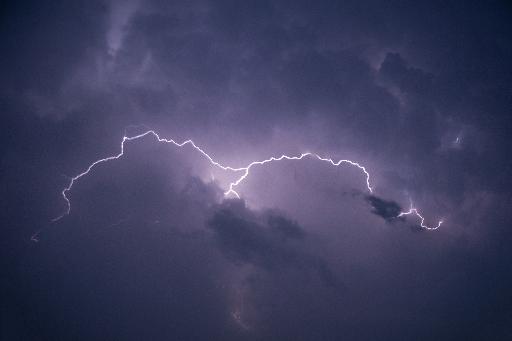 消失得最快的自然界现象不是彩虹不是海市蜃楼而是闪电。它扑闪如电光火石焚烧空气焚烧雨云如死神的歌谣。闪电哪儿也不去哪儿也收容不了它除了苍穹。雷声仅仅是闪电焚烧时的噼啪之声。请根据以上文字生成抒情而有内涵的散文