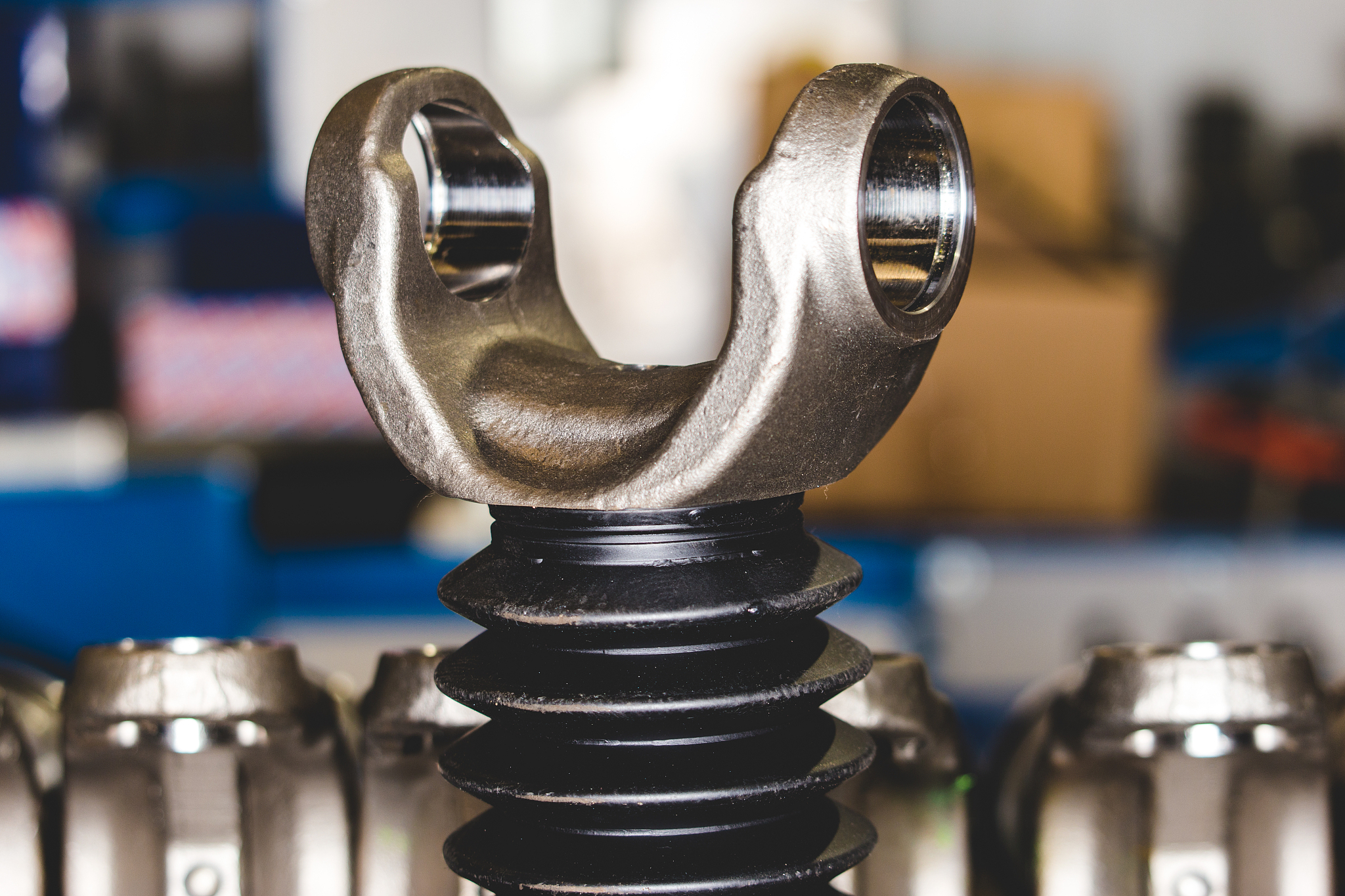 设备备件管理：设备备件管理是指对设备备件的采购、存储、配送和管理。换个表达