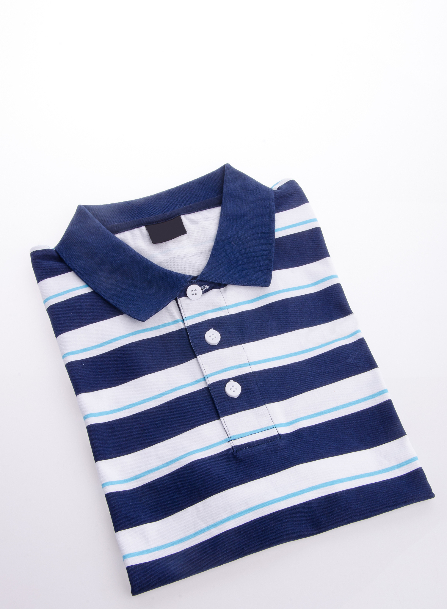 帮我撰写一篇夏天时尚美文以描述童装服饰新品为主题服装类型：白色翻领长袖衬衣蓝色印花点缀整体、蓝白条纹无袖上衣、翻领黄白色条纹撞色宽松上衣