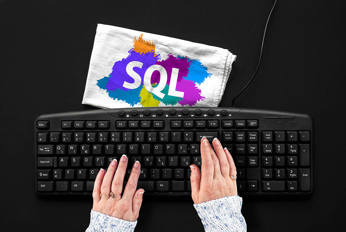 SQL 查询：统计每个专业课程数量并显示前三名