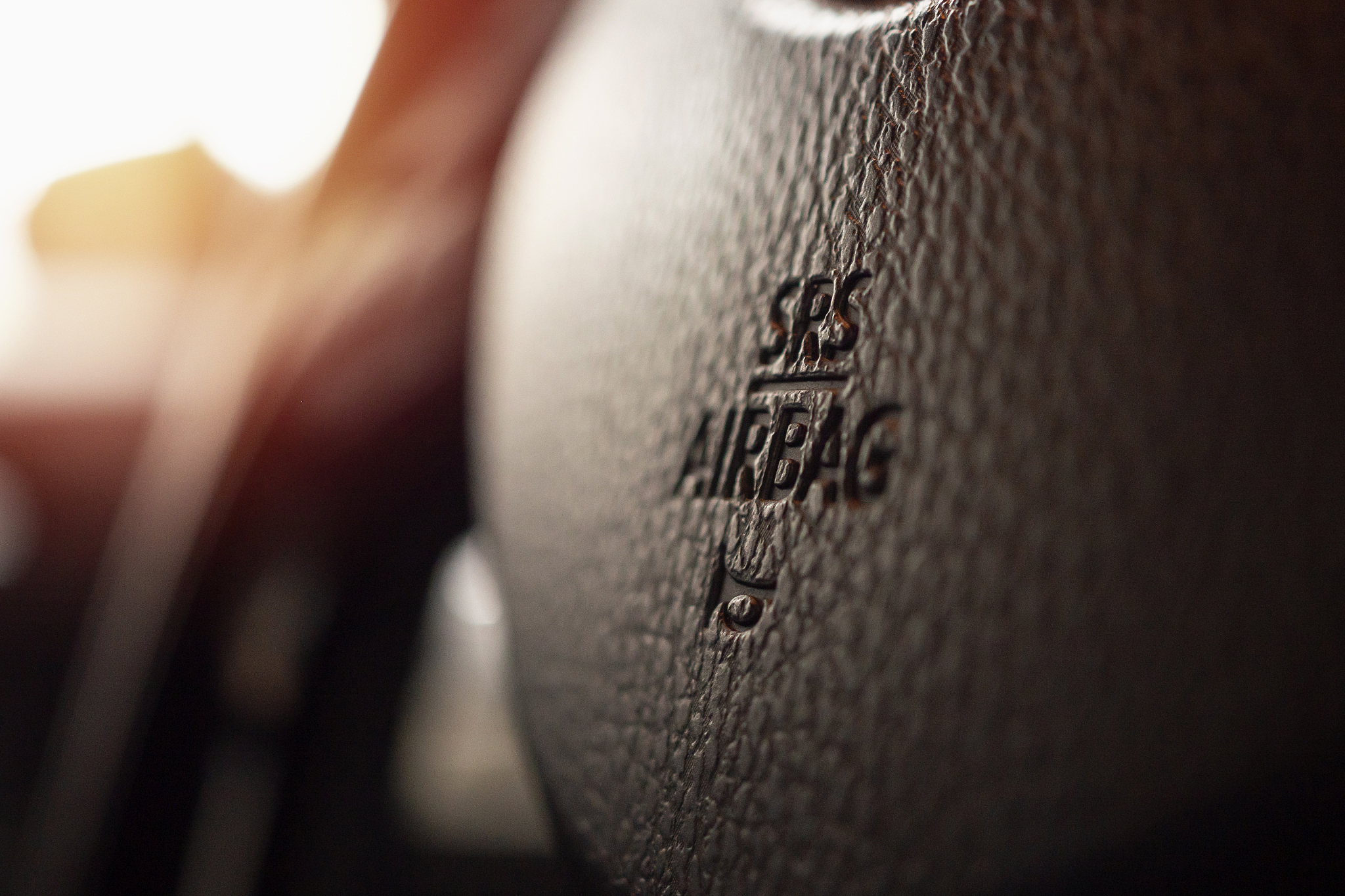 safety airbag sign on car steering wheel with horn icon