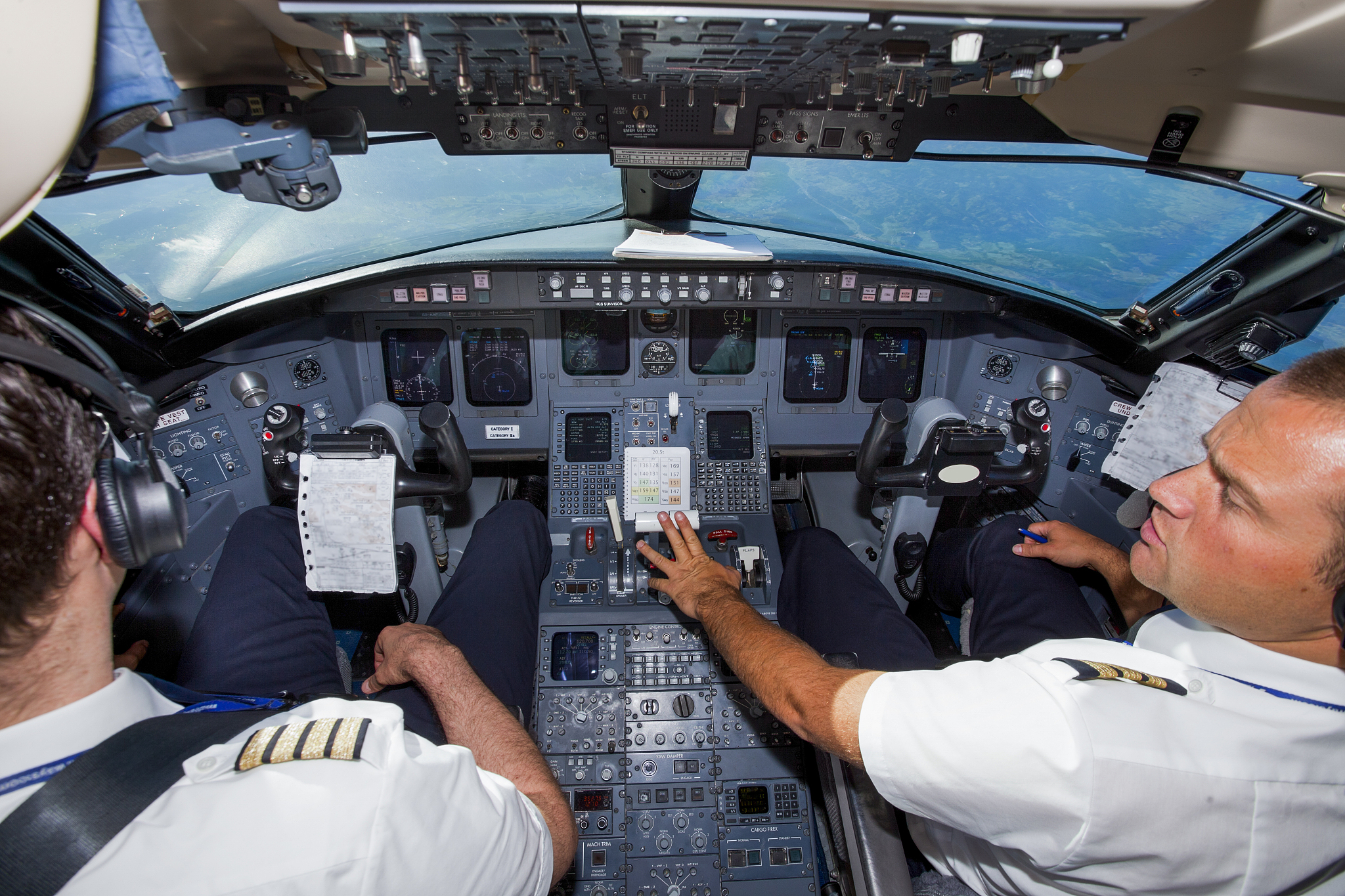 驾驶舱定义：飞机、船舶、火车驾驶员操控区域