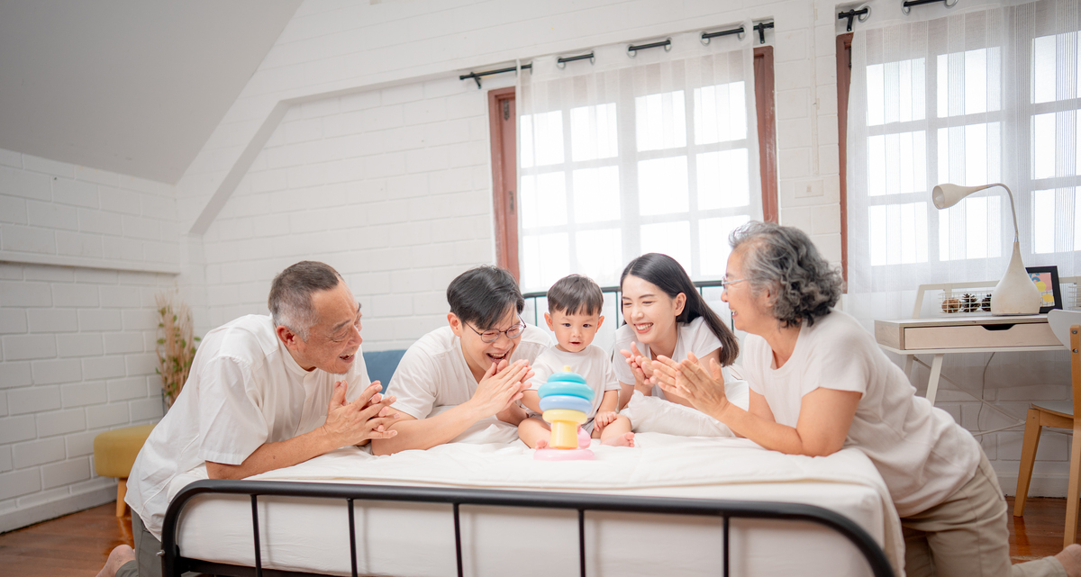 以用正能量创造幸福家庭为题写一篇1000字文章