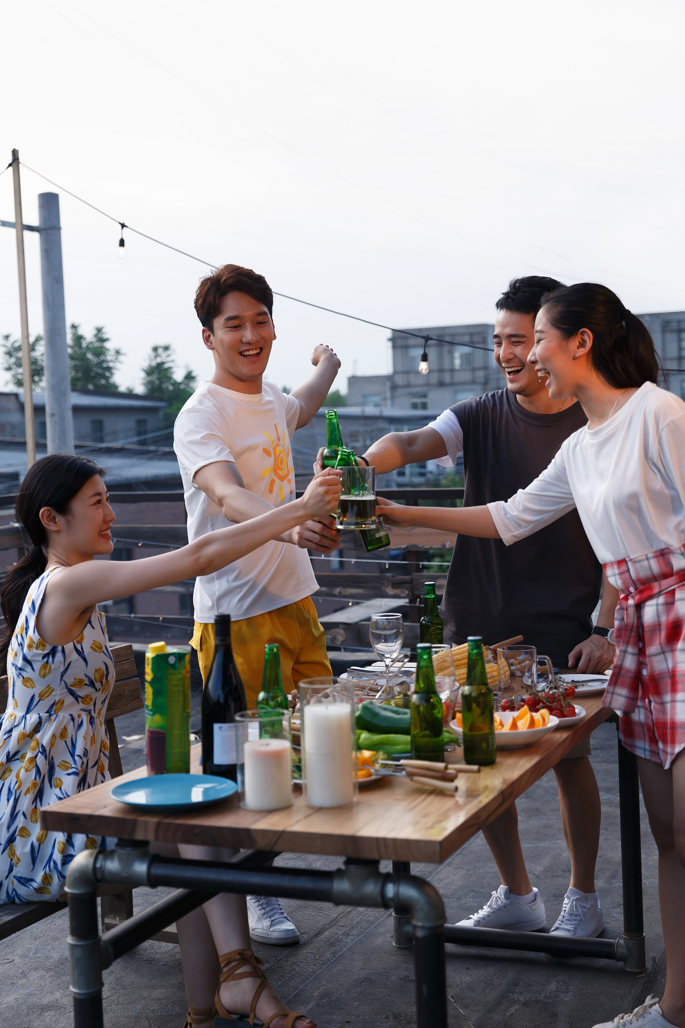 白酒消费年轻化趋势明显：次高端人群偏爱野餐，线上线下渠道并重