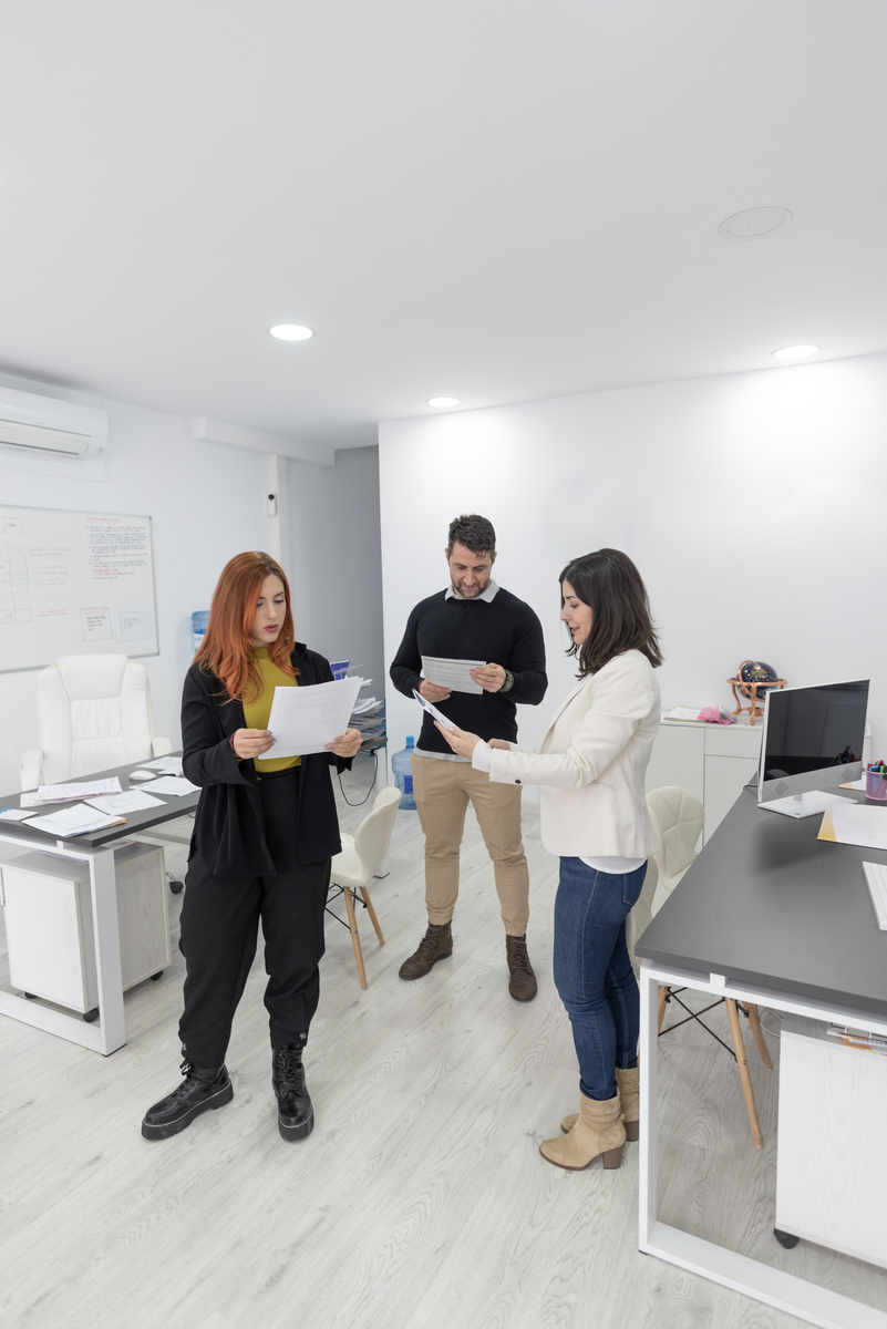 帮我起一个进行办公室文员工作的社会实践论文题目