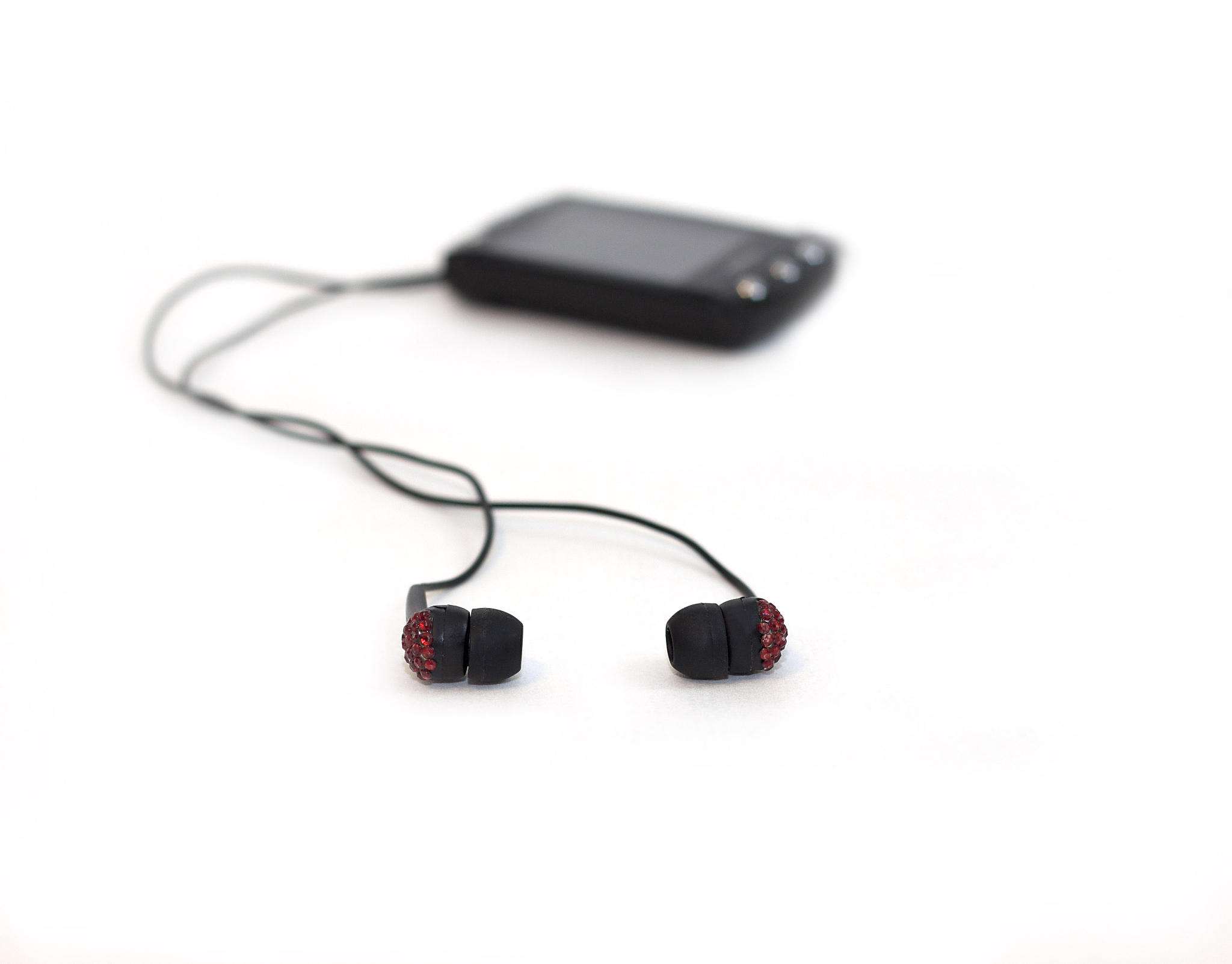 我与三个小女孩我和三个小女孩在公园里玩耍。她们都穿着漂亮的裙子头发用彩色发绳扎成了马尾辫。她们来自不同的家庭但她们很快就变成了朋友。我们一起玩跳绳我帮助她们掌握跳绳的技巧。我们一起玩游戏一起找出公园中隐藏的宝藏。我们也一起做手工做出了漂亮的项链和手镯。虽然她们很调皮经常做出捉弄我和彼此的事情但我们之间的友谊却更加深厚了。我喜欢看到她们开心的笑容喜欢陪伴她们度过美好的时光。我们一起度过了一个愉快的下