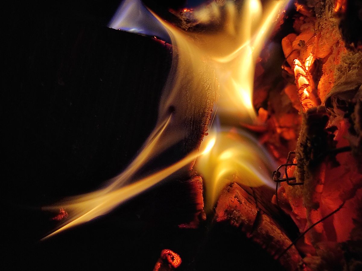 请结合化学相关知识给学院的迎新晚会起几个八字主题