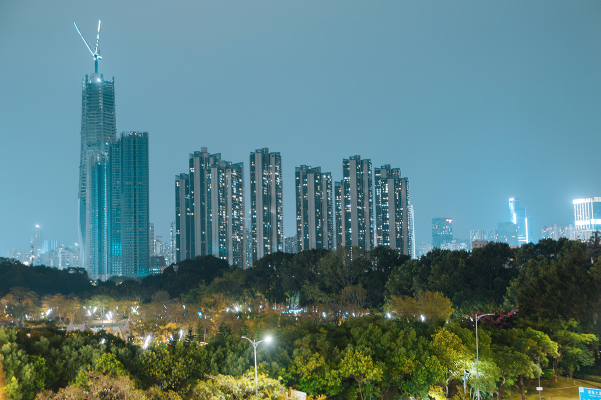 夜晚,深圳的商业写字楼