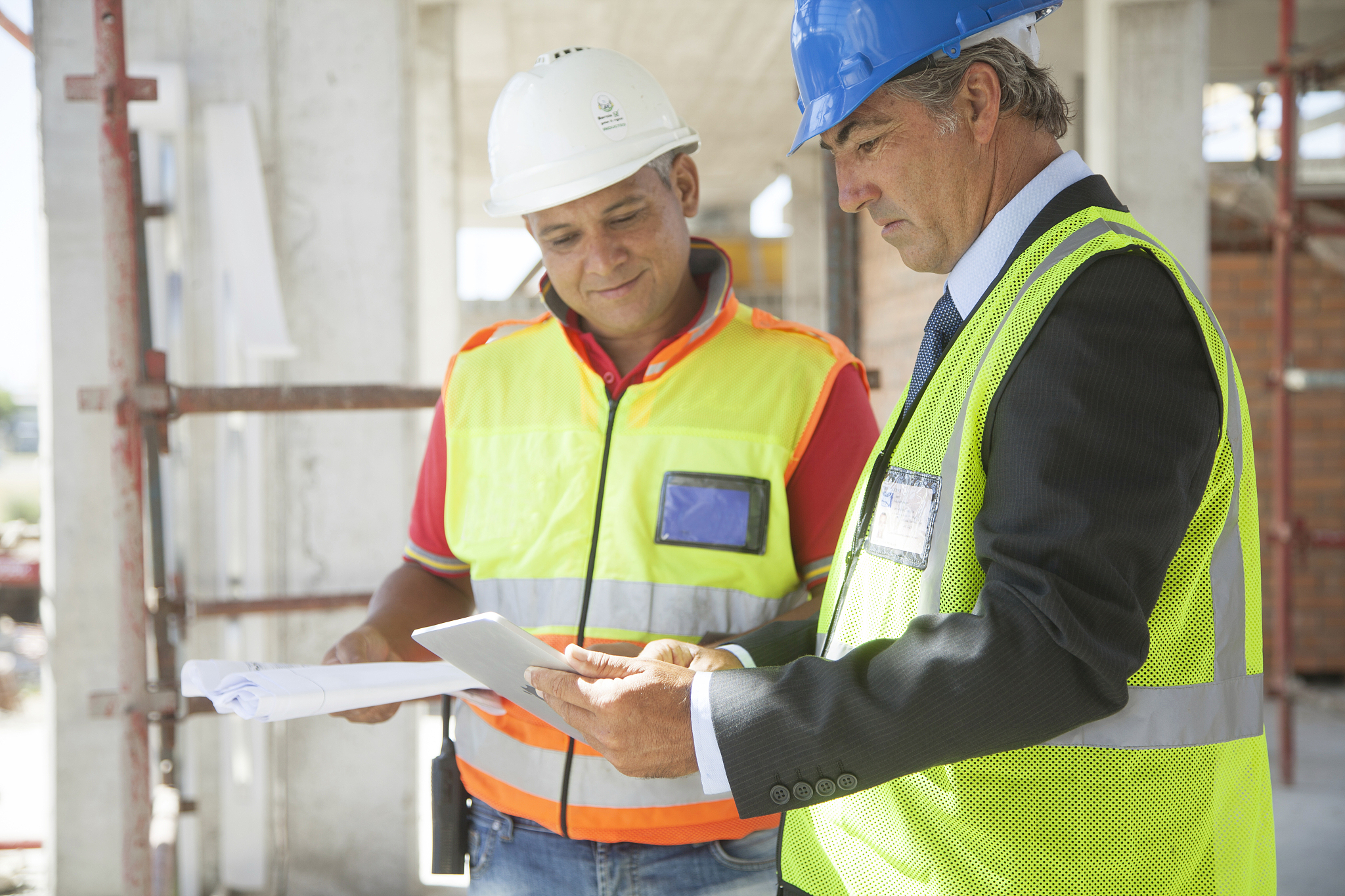 builder and client on construction site