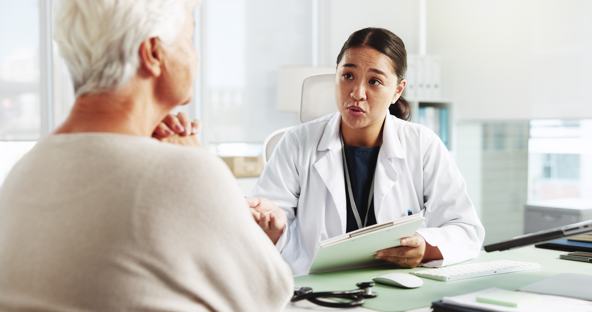 今天不养生明天养医生养生的时候你一毛不拔去到医院会拔到你一毛不剩医生打死都不会告诉你的秘密。世界上没有一例胃病是靠吃胃药治好的没有一例高血压是通过吃降压药治好的没有一例糖尿病是通过打胰岛素治好的更没有一粒失眠是通过吃安眠药治好的。药物呢只能起到控制的作用。我们再来看一下医院为什么检查报告单都是正常的可我们的身体就是不舒服呢？我们再来看一个更残酷的现实肝脏坏掉了50以上医院的检查指标都是正常的坏掉了