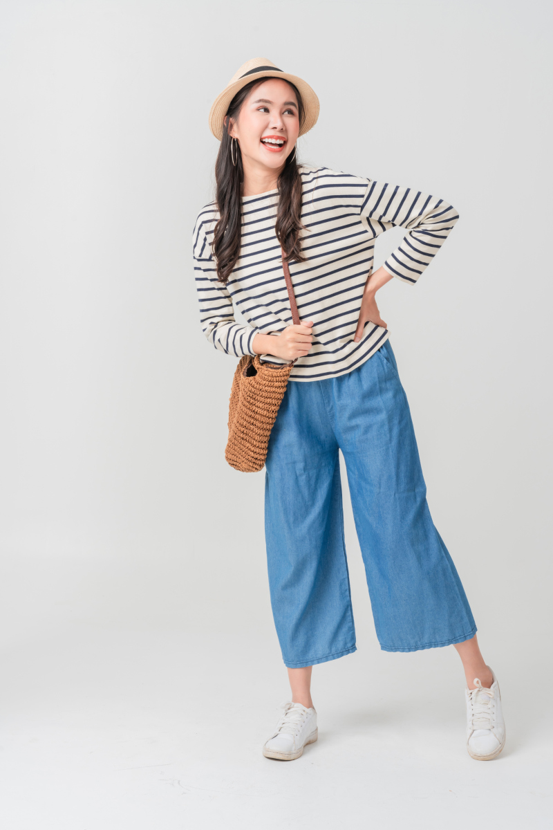 撰写一篇时尚元气感的穿搭文案。关键词;夏天、活力、裁剪利落、版型简洁简约、色彩浅淡明亮