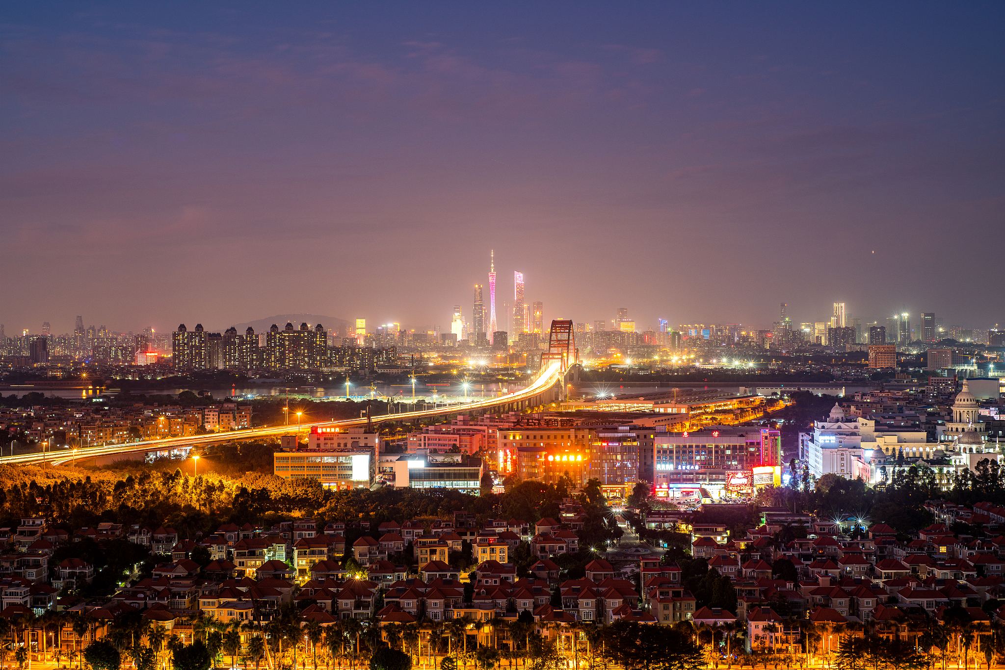 多云天气下远眺广州城市天际线黄昏夜景