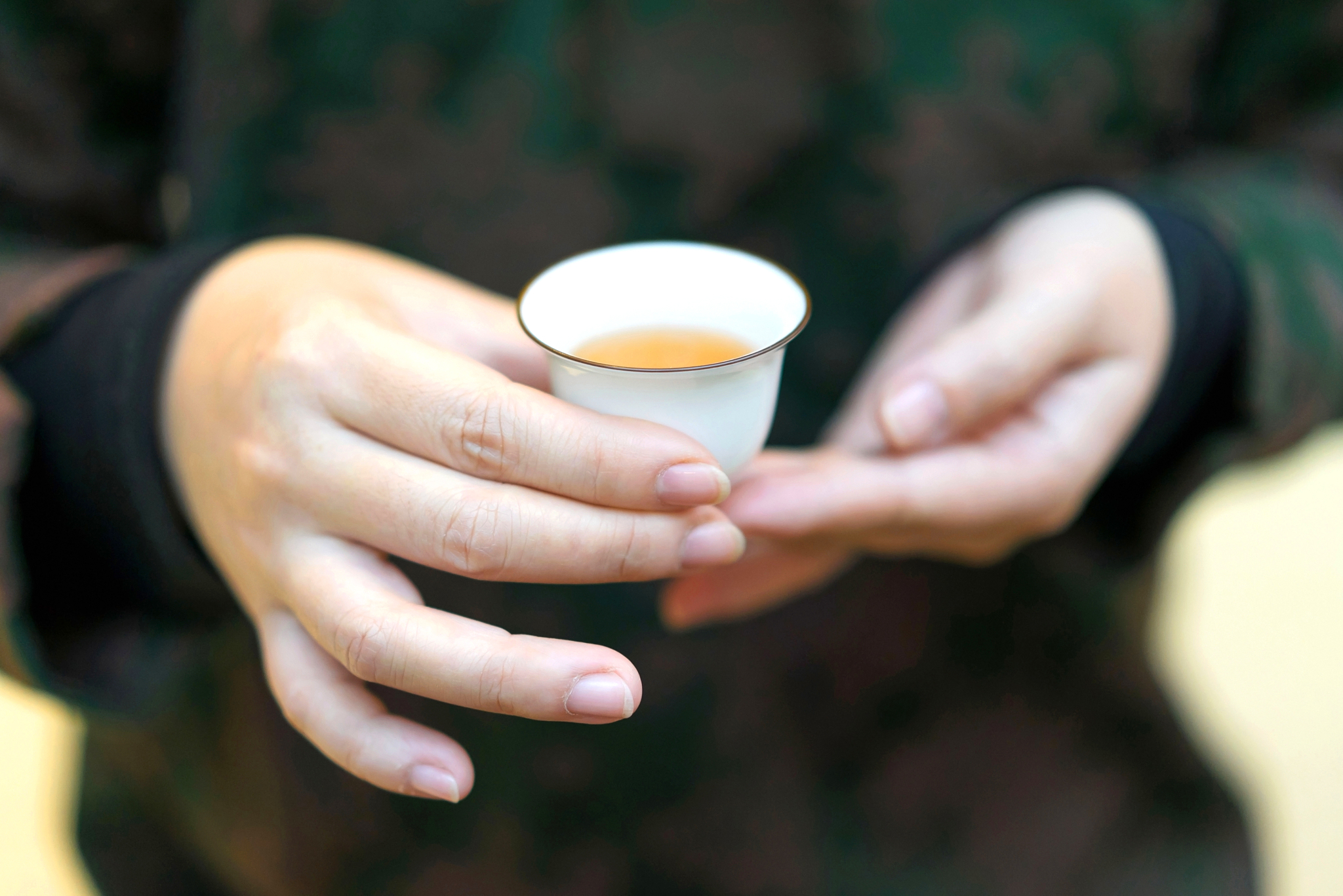 递茶给客人时双手