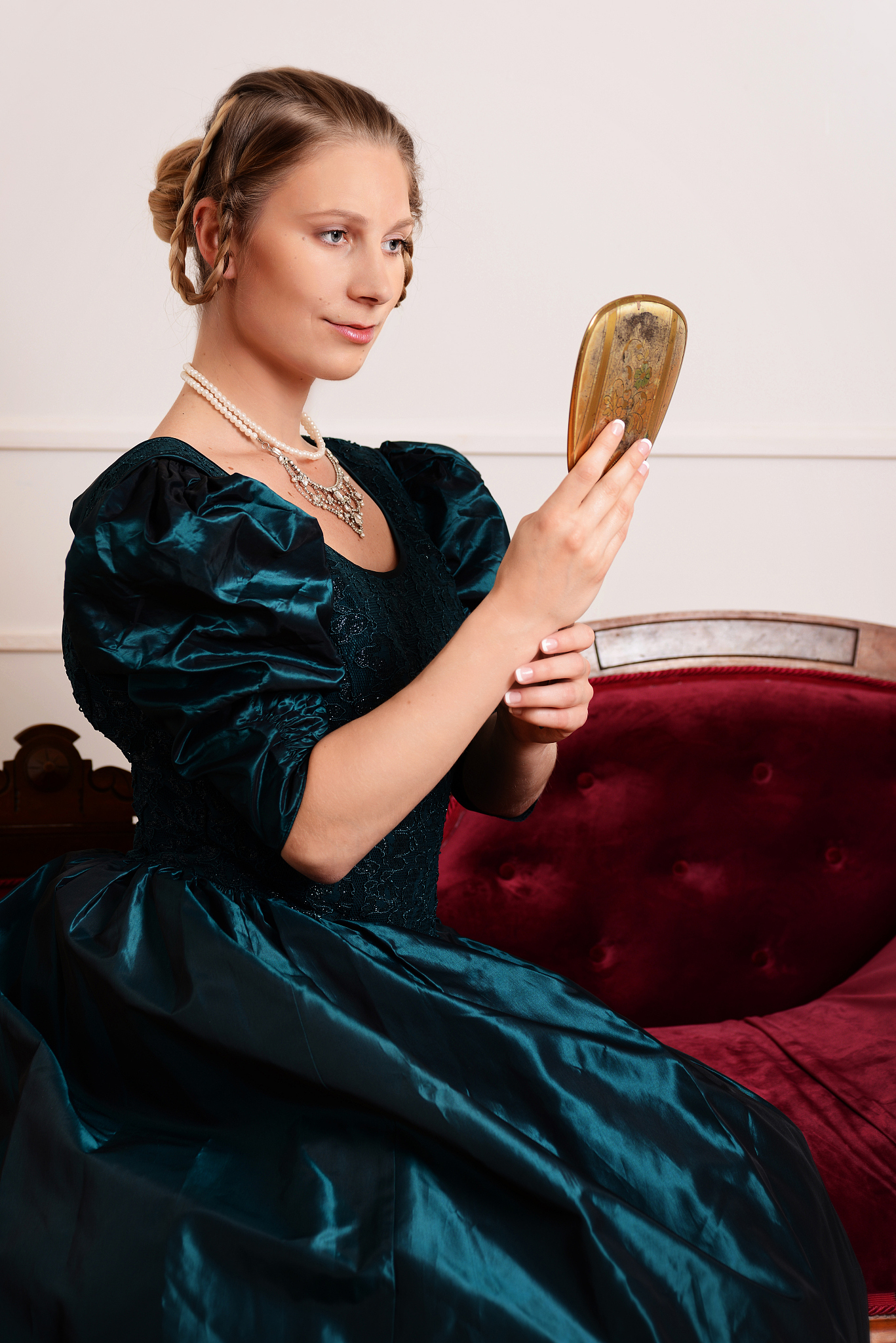 portrait victorian woman with mirror