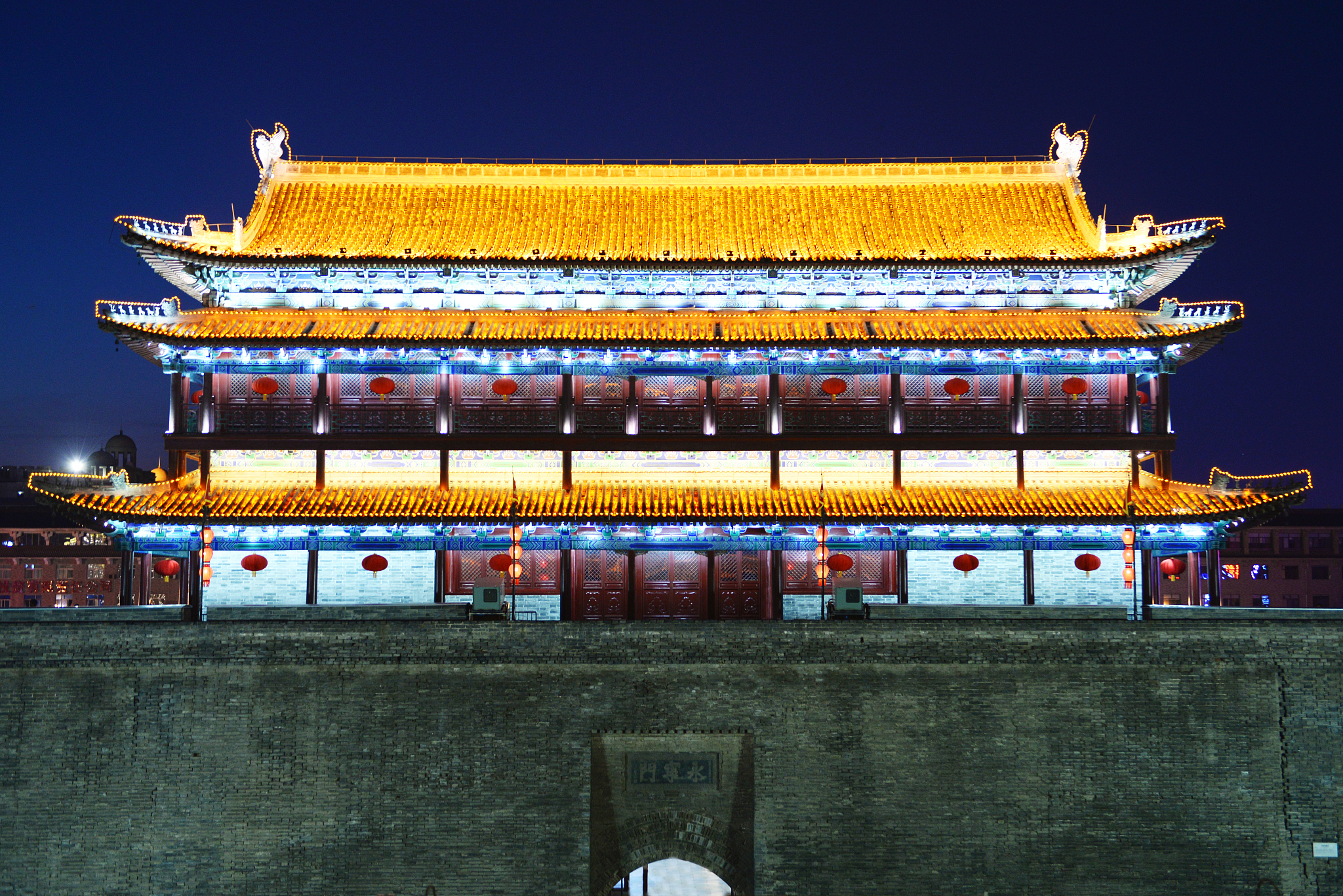 我有一个朋友想去西安旅游 想避开西安的红灯区 不让他去哪些街道才能避开红灯区 并列出风险等级