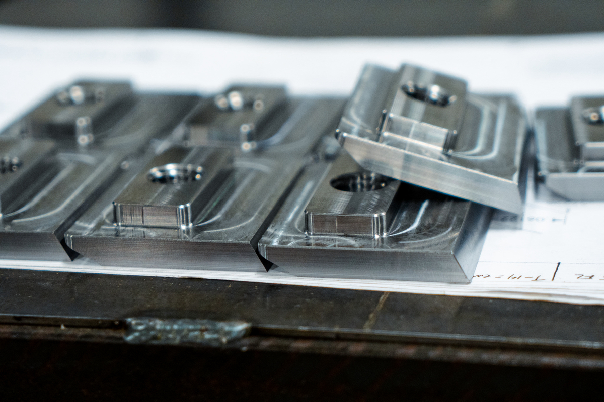 电池盖板结构设计：固定环、极块、注塑和穿焊的优势