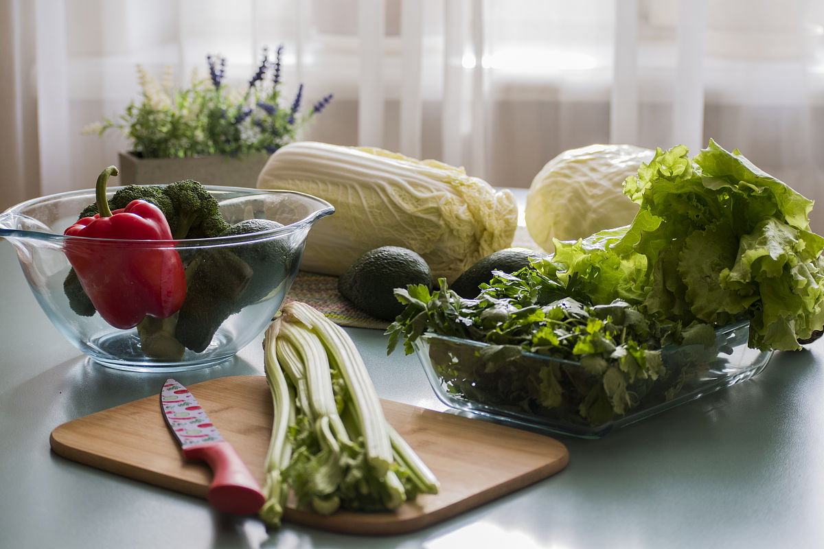 我需要你作为一名SEO帮助我把对应的关键词变为包含多个需求且吸引人的SEO长标题但要注意长标题不可以是疑问句以下是内容：鲜胚移植后能不能吃空心菜