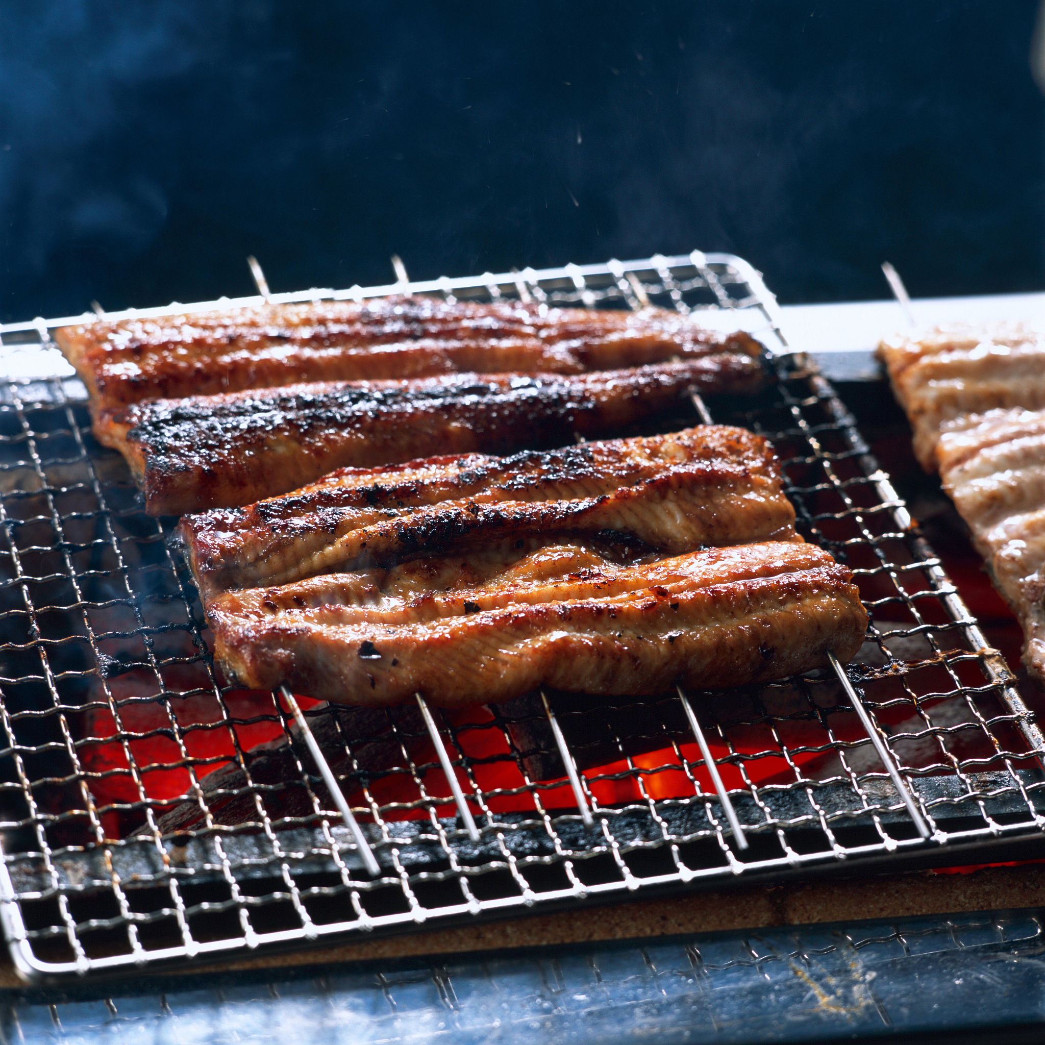 碳烤活鳗鱼：香气四溢，鲜美无比