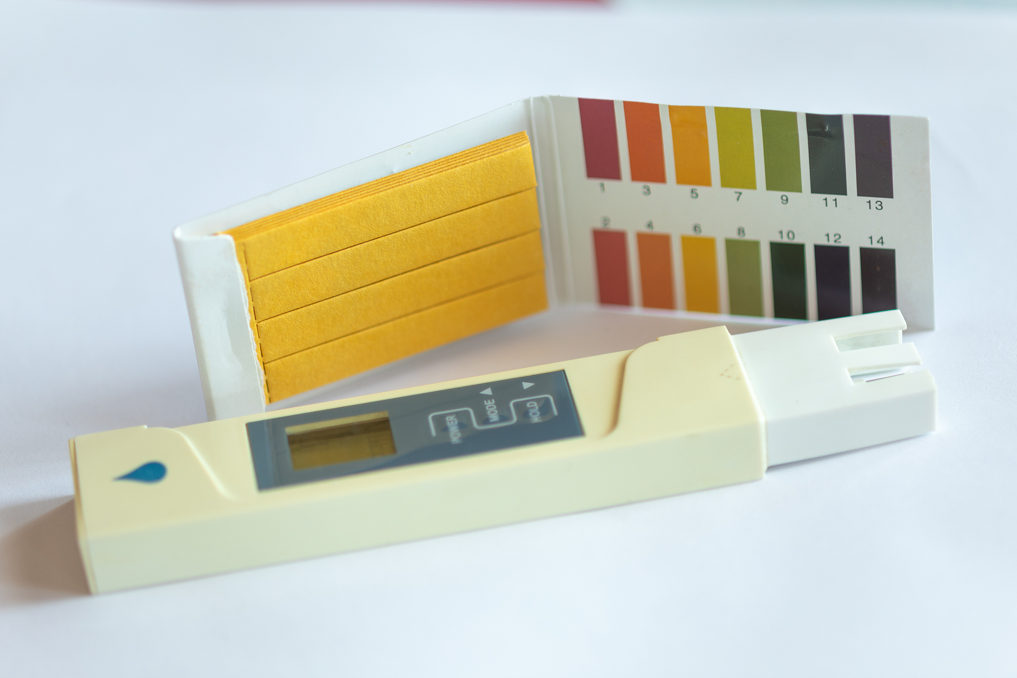 What are the key factors to consider when selecting a rubbing color fastness tester