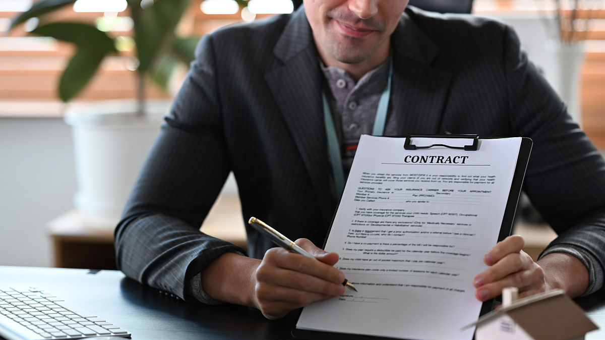 你在实习期间将文件打印错误如何发微信向领导承认错误并提出自己可以重新打印盖章去补救的解决方案？