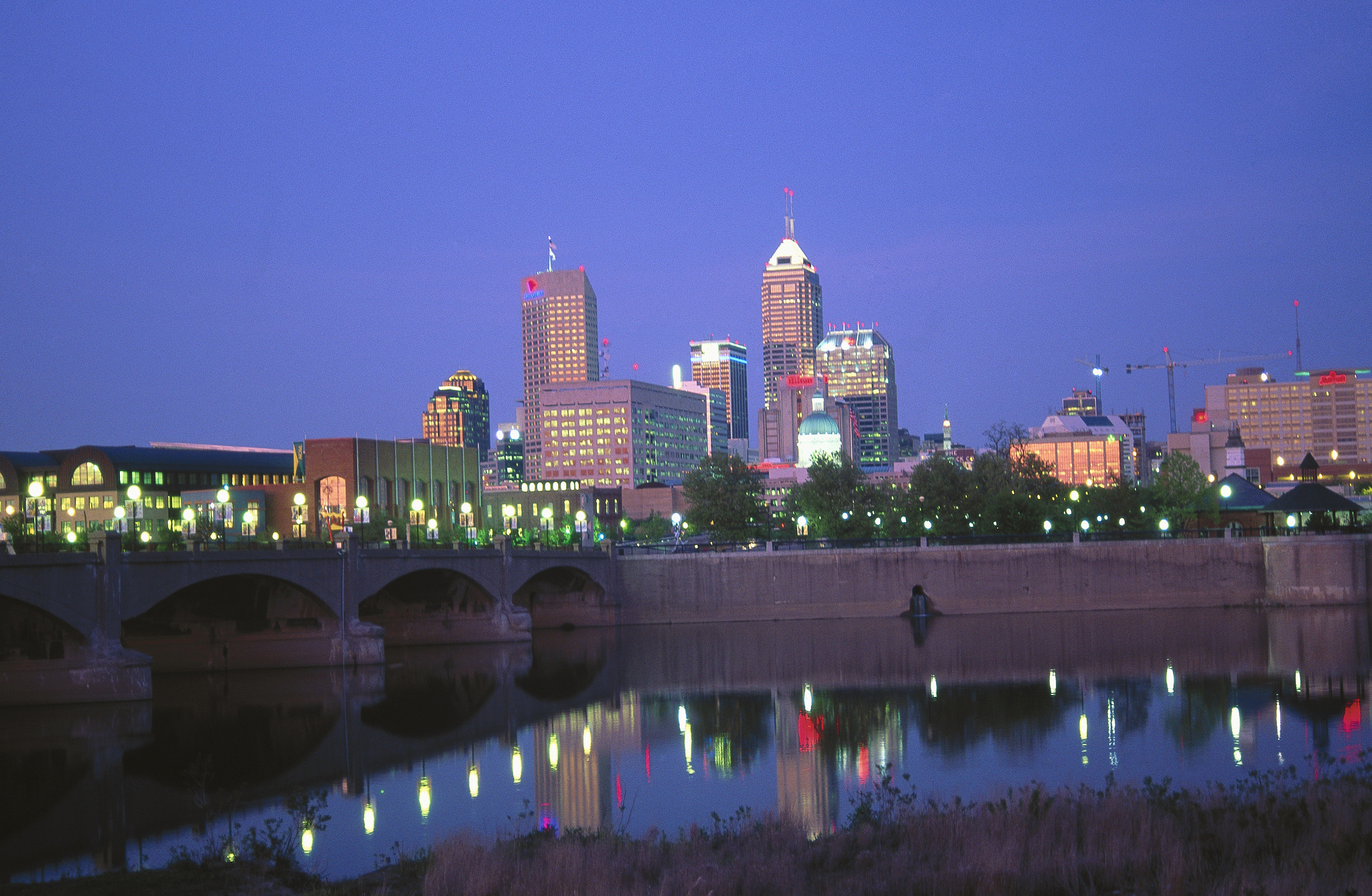 in, indianapolis, skyline from white river gardens