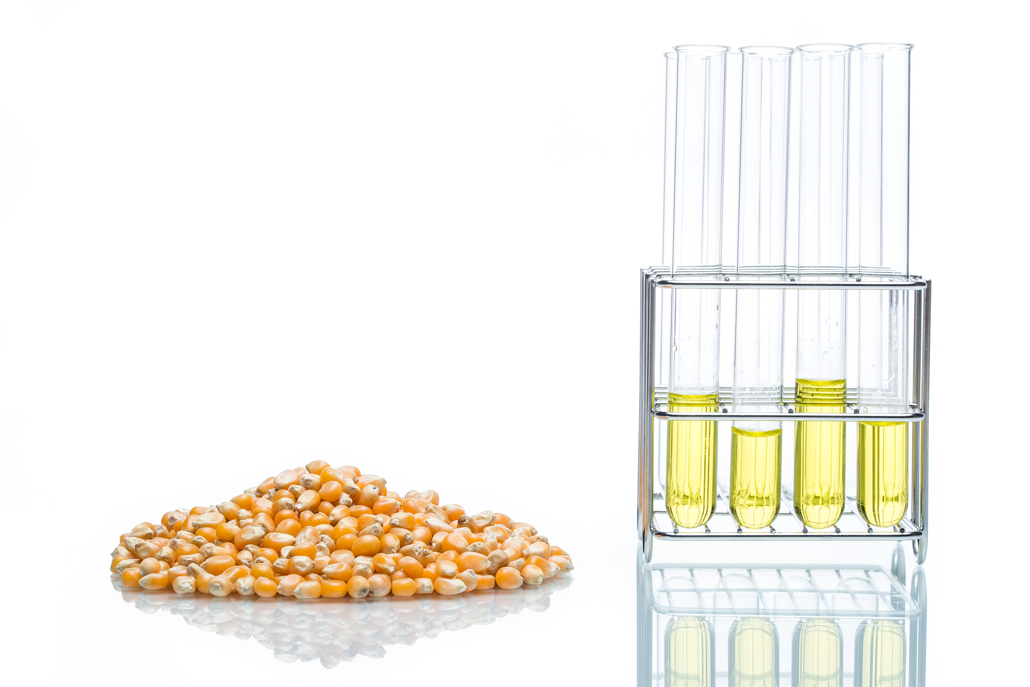 蜡烛和玉米油的化学吸引力为何较弱？