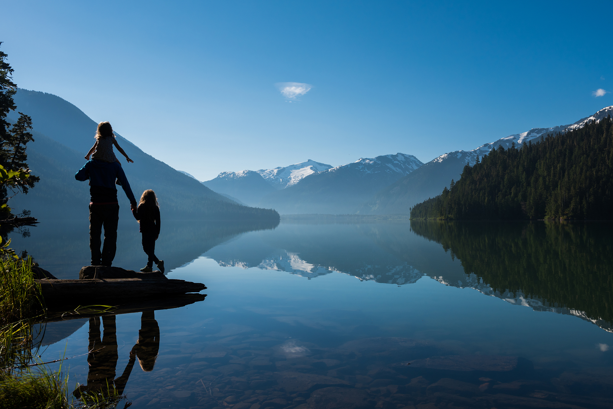 汤姆伤心绝望极了他觉得家人甚至整个世界都把他给抛弃了哈勃无缘无故地挨了妈妈的一顿揍也如此想着于是情同意和的两人都准备离家出走去遥远的孤岛上去当海盗哈克伯利也随着他们两人一起去了。海盗们在一个小岛上在自然之中有吃又有玩生活乐无边。这天他们看见一大群人在船上喊叫原来镇上的人以为这几个孩子是淹死了正在打捞尸体。哈泼和哈克都想回家去汤姆不许但他比谁都想回家晚上就偷偷溜回家了汤姆索亚历险记1314章请写读后
