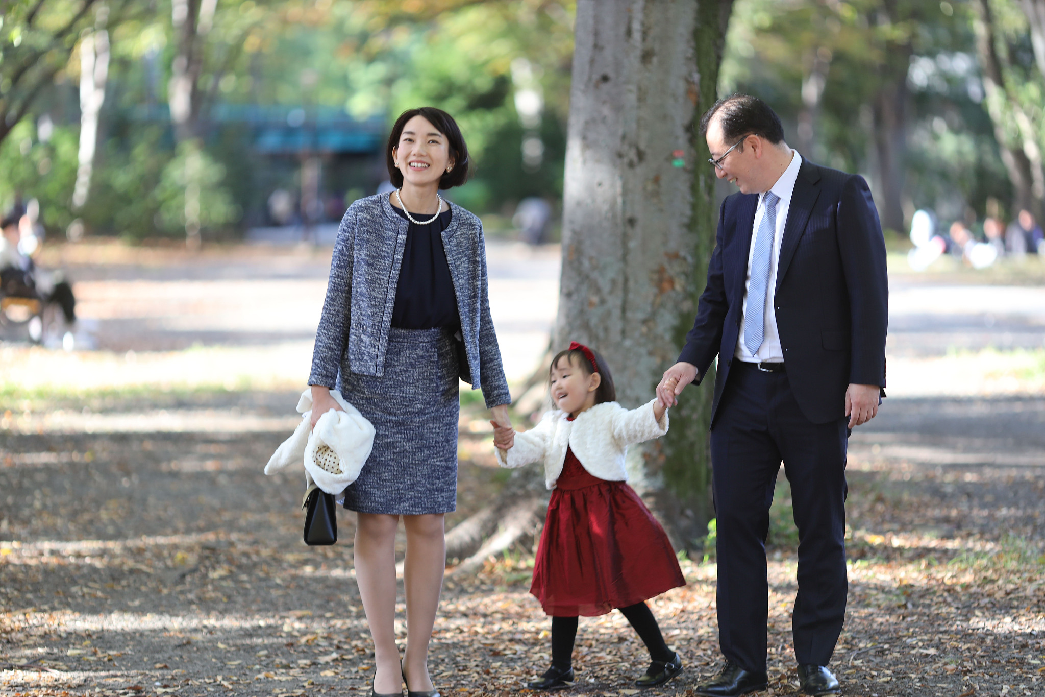 japanese parents with their daughter at shichi go san celebratio