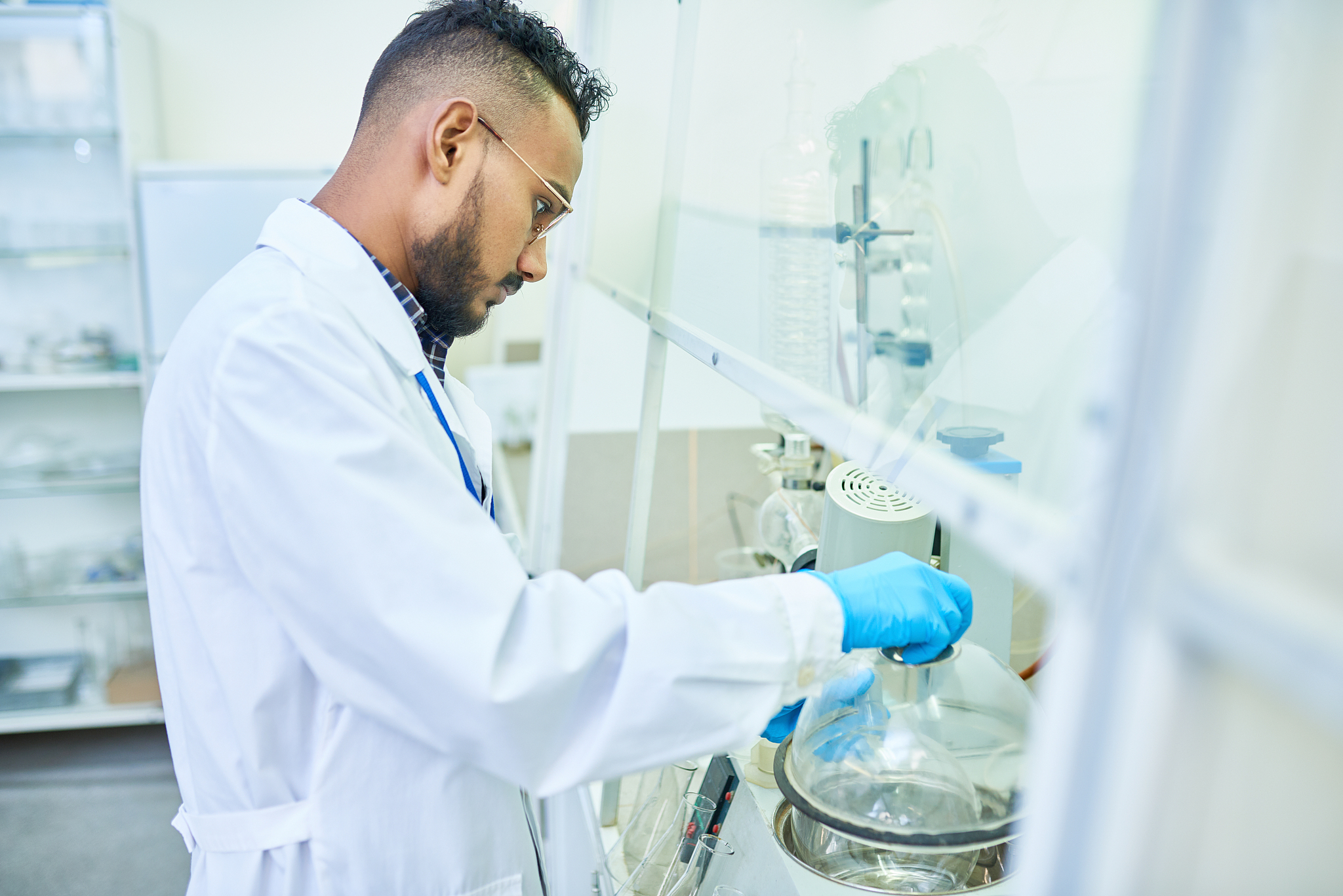 middle-eastern scientist in laboratory