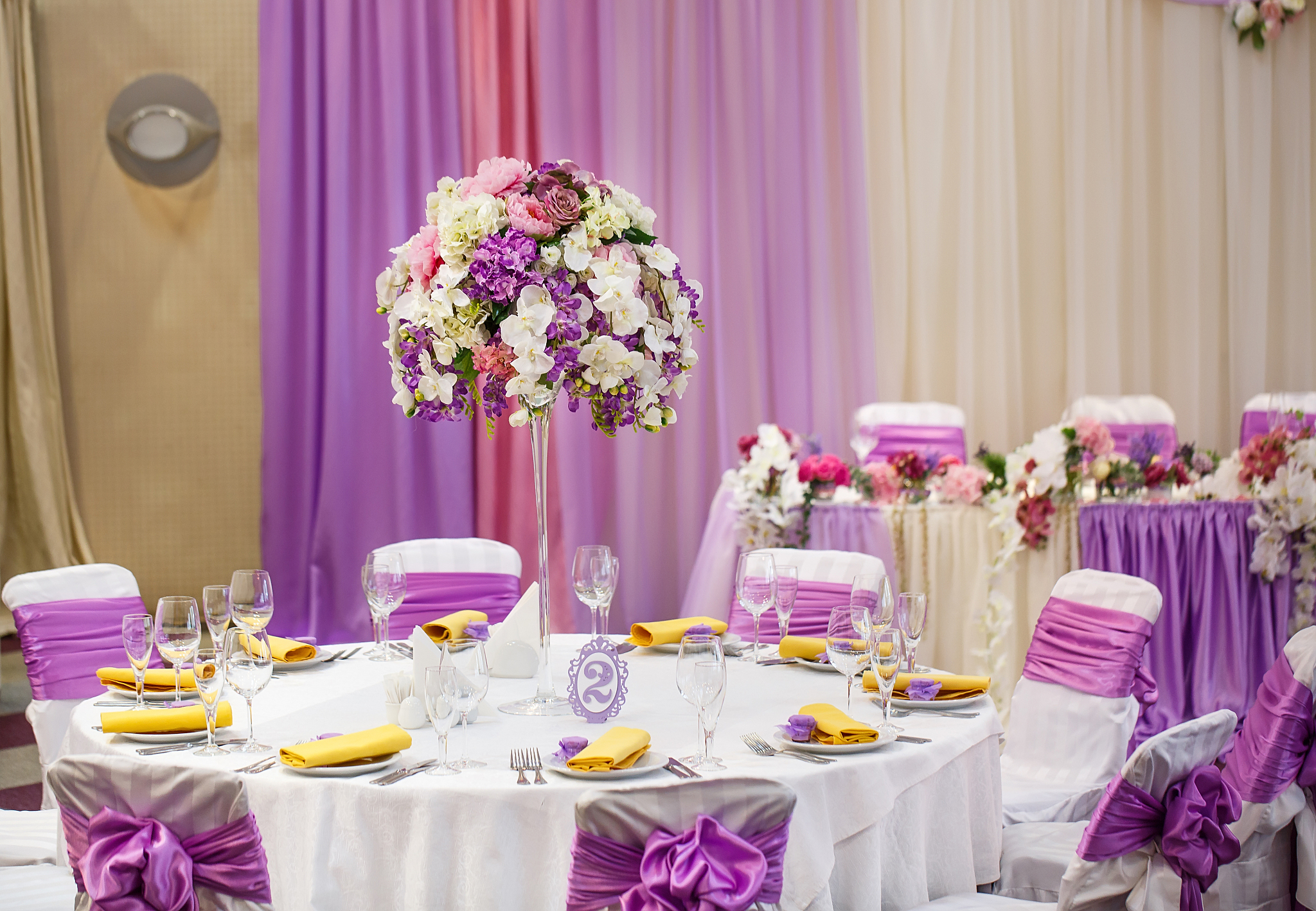 请翻译TABLE AMBIANCE PRECIOUS TABLECLOTH FOR END OF THE YEAR CELEBRATIONS