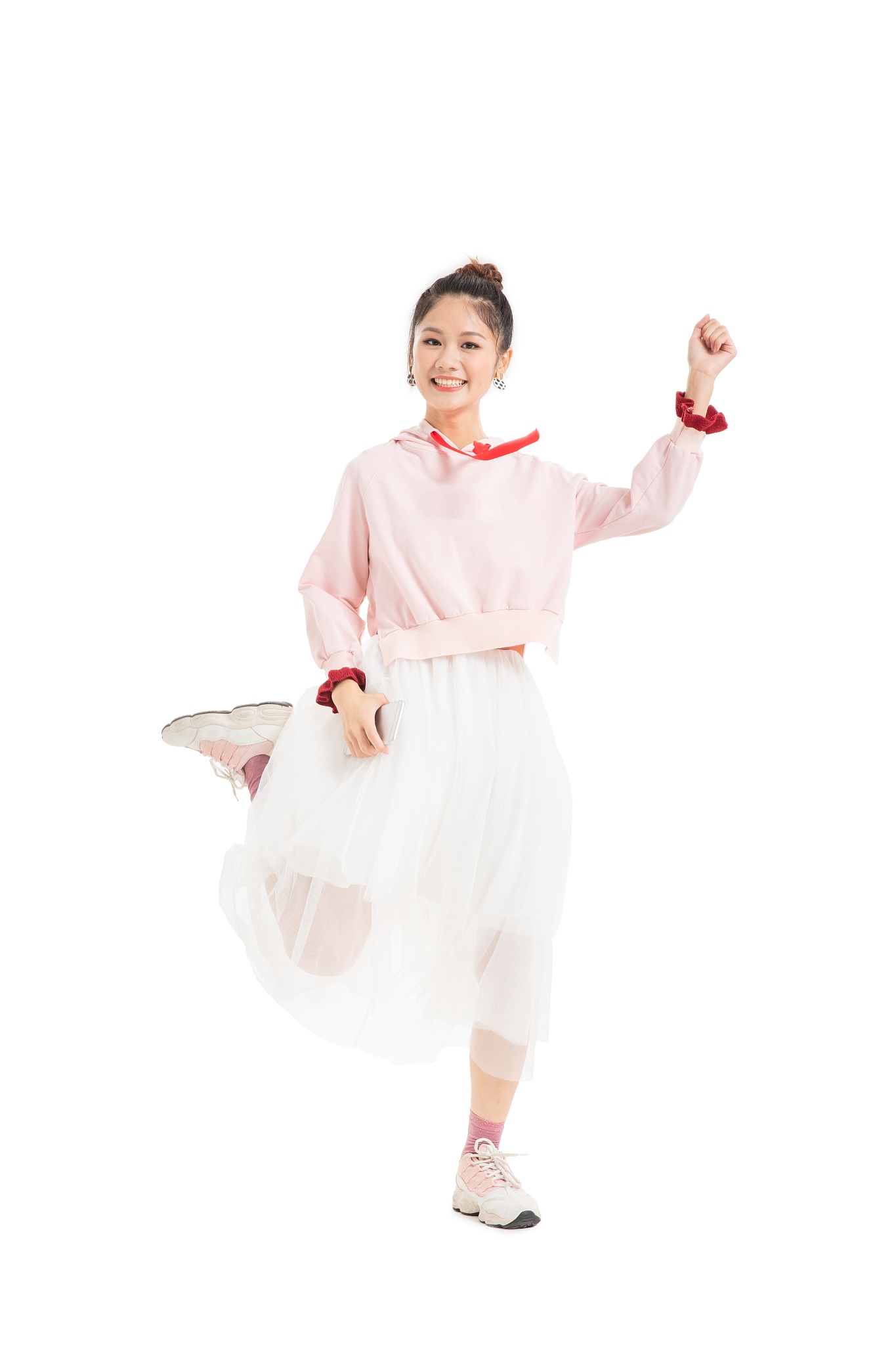 奔跑跳跃的年轻女生