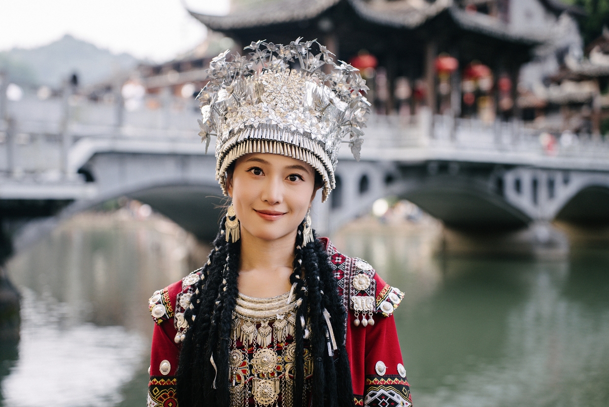 凤凰古城苗族少女传统服饰写真 - 8K超清特写