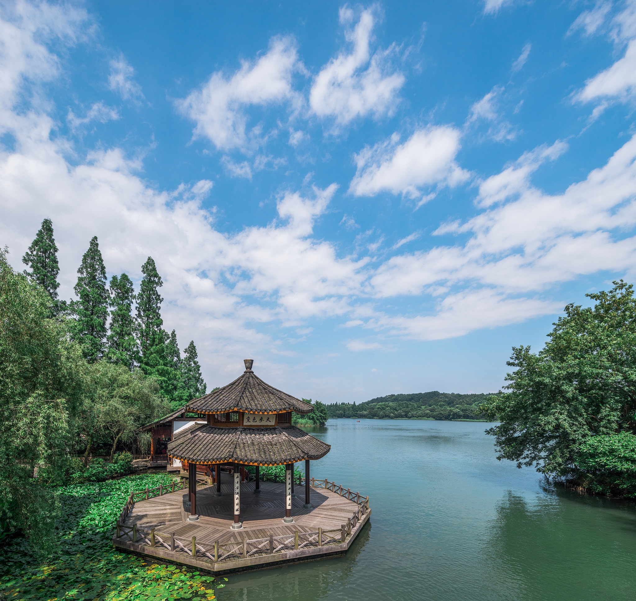望湖楼赏景品酒，感受宁静与美好