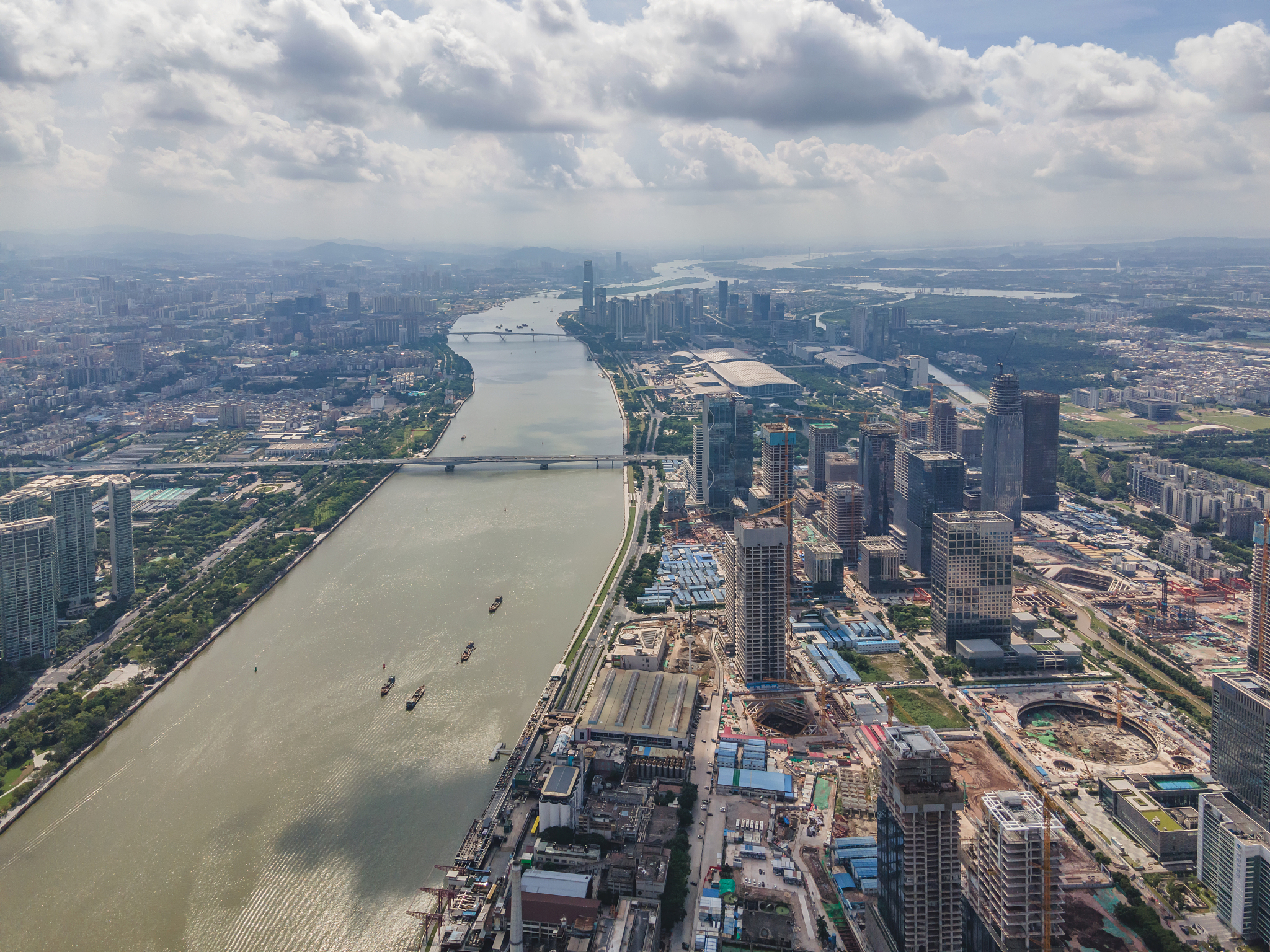 蓝天白云广州都市风光航拍建筑市中心城市天际线金融区中轴线