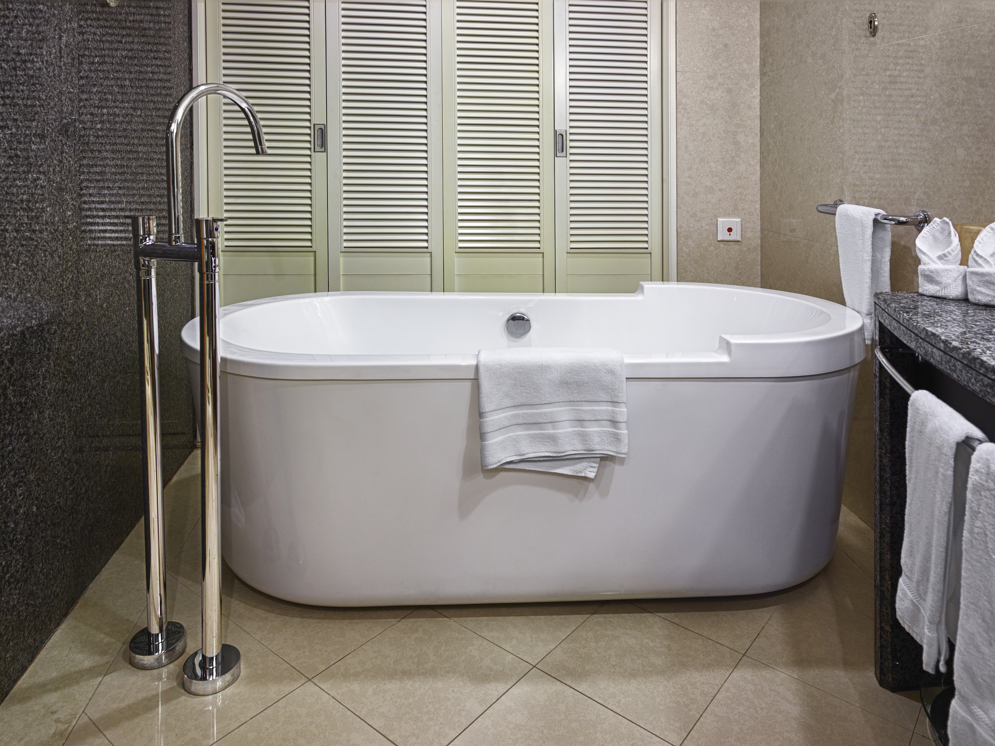 帮我把下面的话翻译成流畅的中文：我们这款产品的外形像一个有盖子的浴缸你可以全部躺在里面并露出来你的脸。HydroBreeze内部有全方位的出水口和烘干器这样你能在洗完澡后立马变干。身体部分的上面和下面都有硅胶头帮助你洗净身体整个舱底都有按摩球整个HydroBreeze头部有契合人体的头部按摩器以便你在洗澡的时候得到舒服的按摩体验。