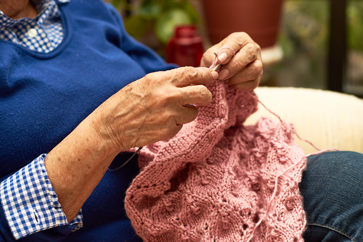 外婆喜欢打毛衣，她总和我说自己打的衣服才暖和，细密的针脚镀上了一层温暖，编织了我的整个童年。
改成文艺的说法