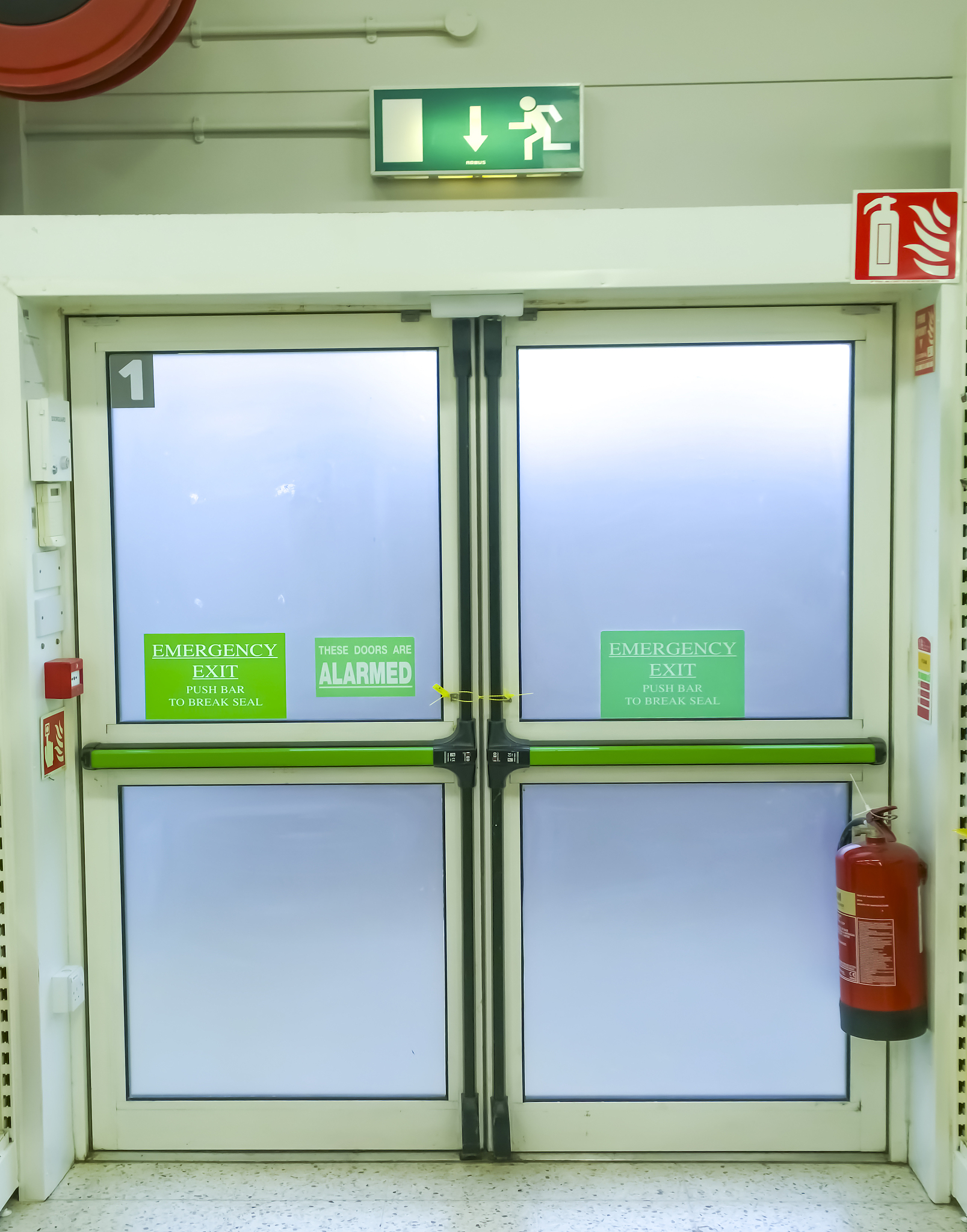 常闭式防火门提示标识贴在哪里？依据《建筑设计防火规范》