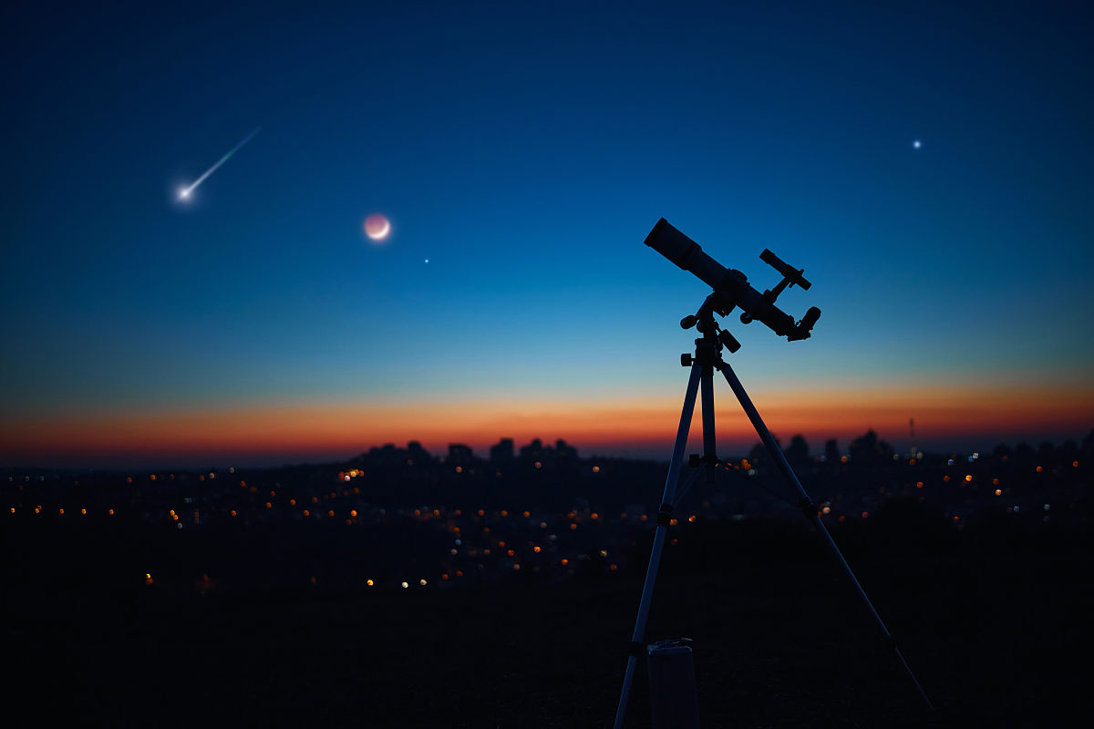 黄昏天空下的天文望远镜,准备观测星空.