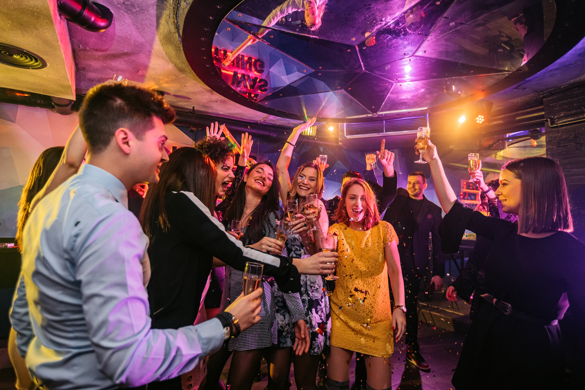 唱歌带来的快乐场景：音乐节、酒吧、婚礼、夜市、课堂、夜店、音乐会、家庭聚会、酒吧演出、音乐比赛