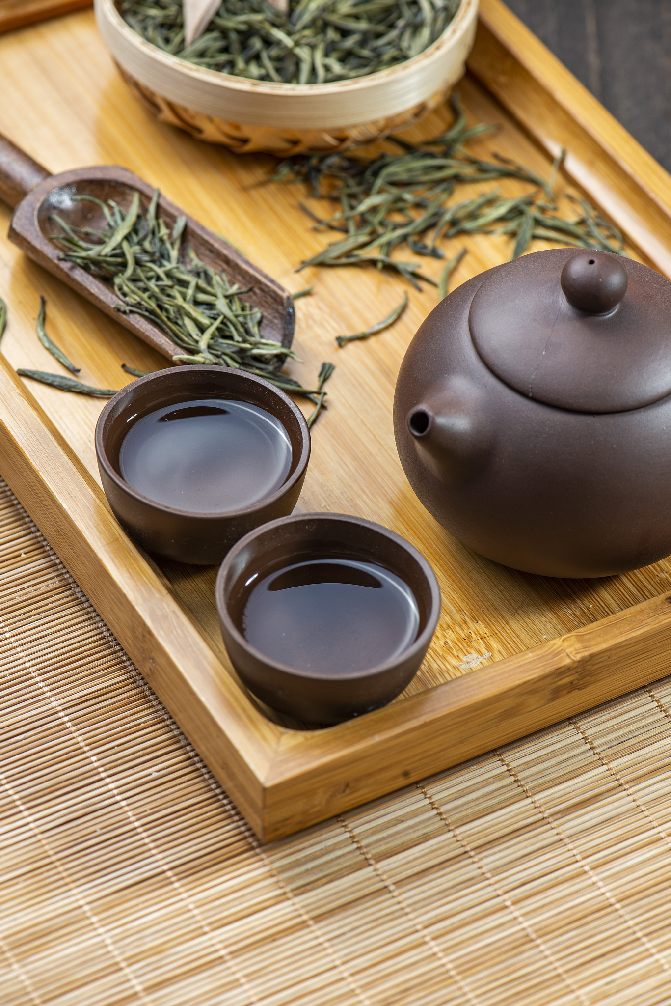 设计思路——钥匙套也能唱国潮当汽车钥匙套与国粹相遇会碰撞出怎么样的火花？汽车钥匙本身功能是保护车钥匙搭配中国五千年的文化注入时尚元素中国古典色彩画面、配有现代感的视觉以中国古典吉祥图案 仙鹤和锦鲤为灵感进行研究开发设计特点如下一、图案方面：1仙鹤寓意延年益寿仙鹤是鸟类中最高贵的一种代表长寿、富贵、具有祥瑞之意。2锦鲤自古以来鲤鱼深受人们喜欢它具有吉祥富足勇敢忠贞的寓意亲朋邻居经常互赠锦鲤表示尊敬和