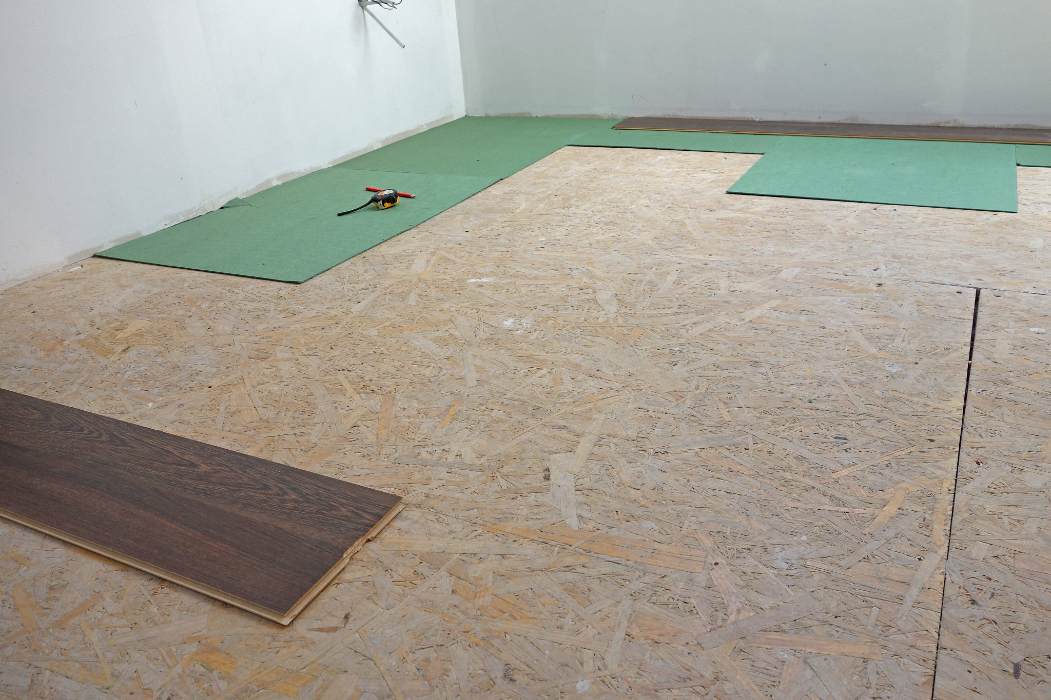 42 平方米铺设 600x1200 地砖，3 公斤环氧彩砂够用吗？