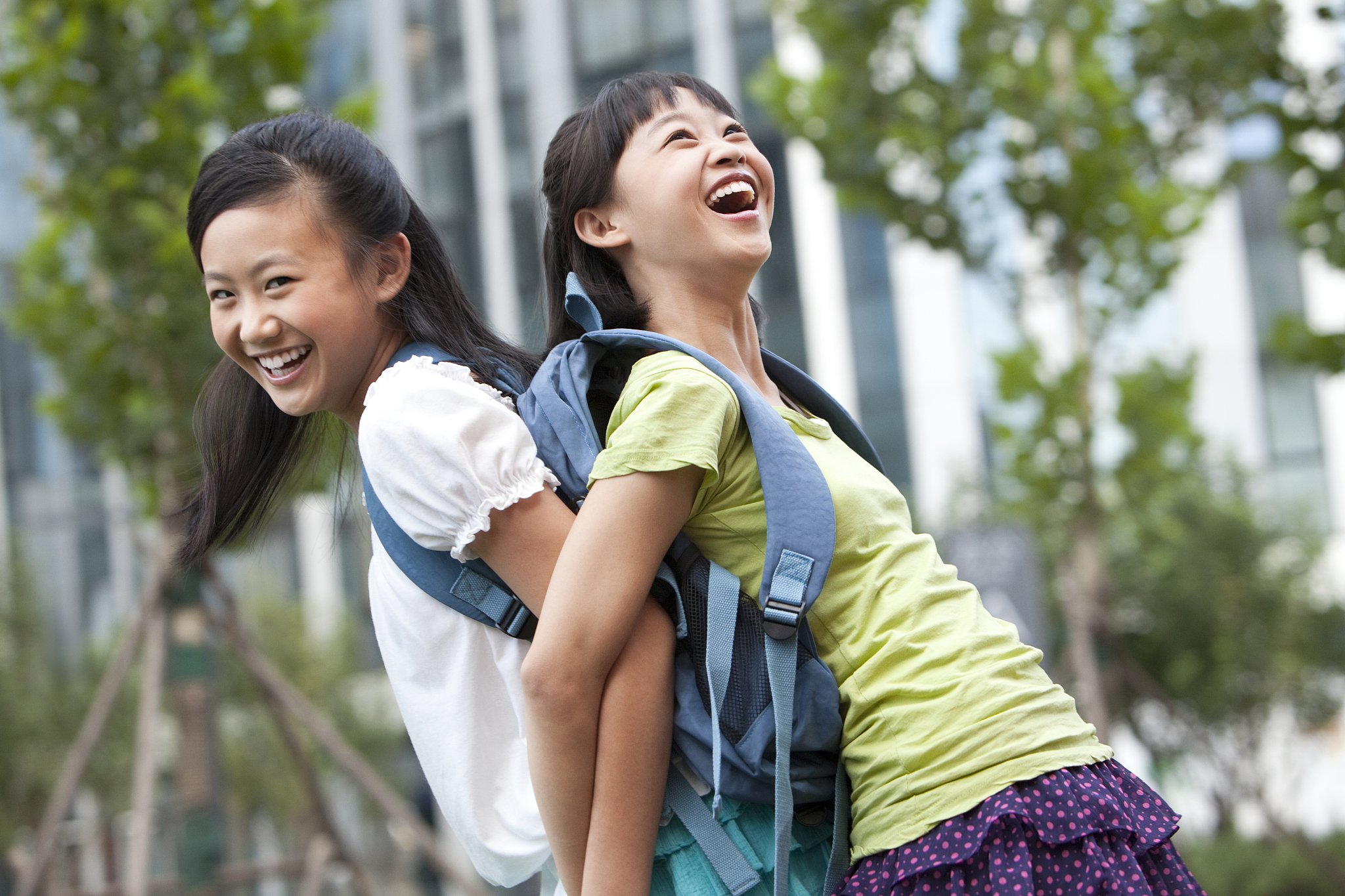 亲密小学女生